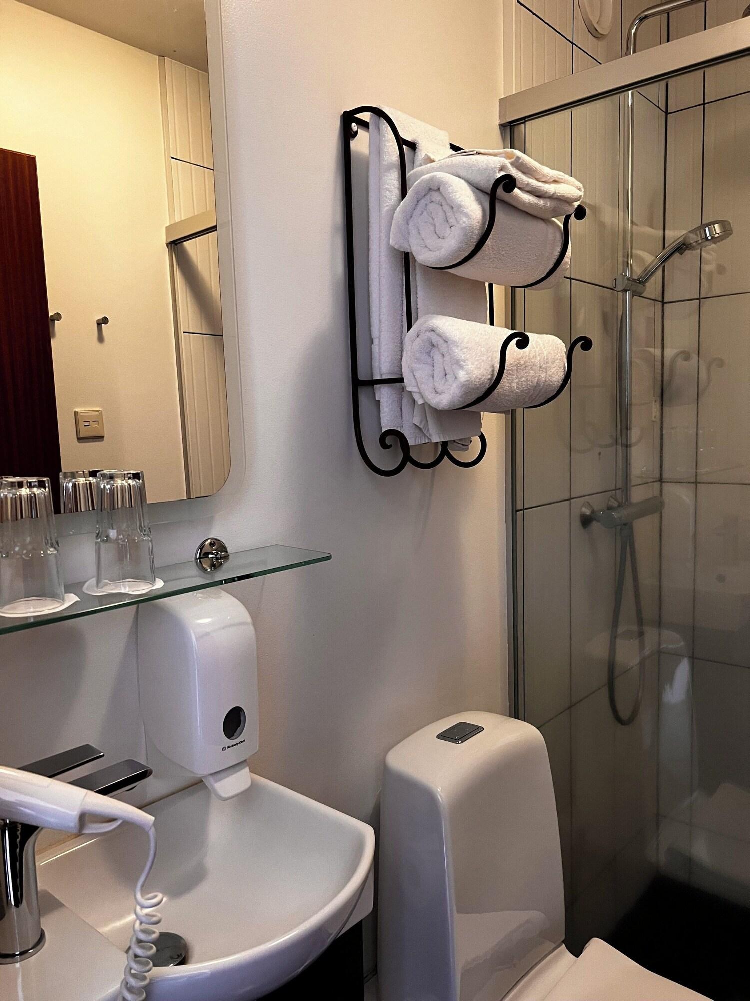 Double or Twin with Double Bed