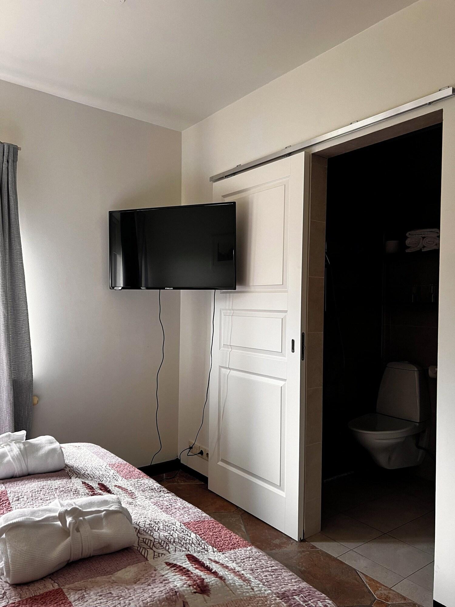 Double or Twin with Double Bed