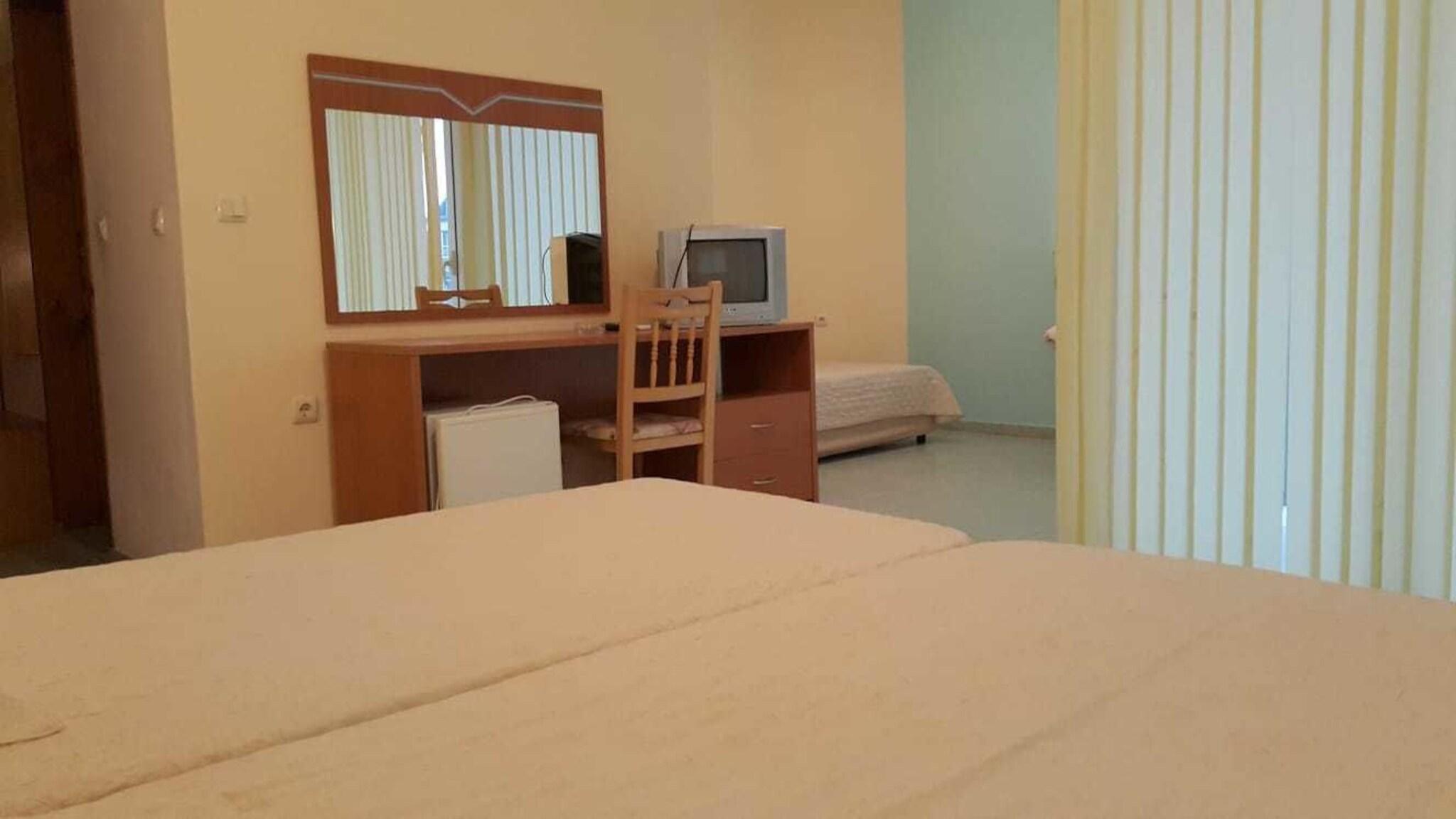 Double or Twin City View Queen Bed