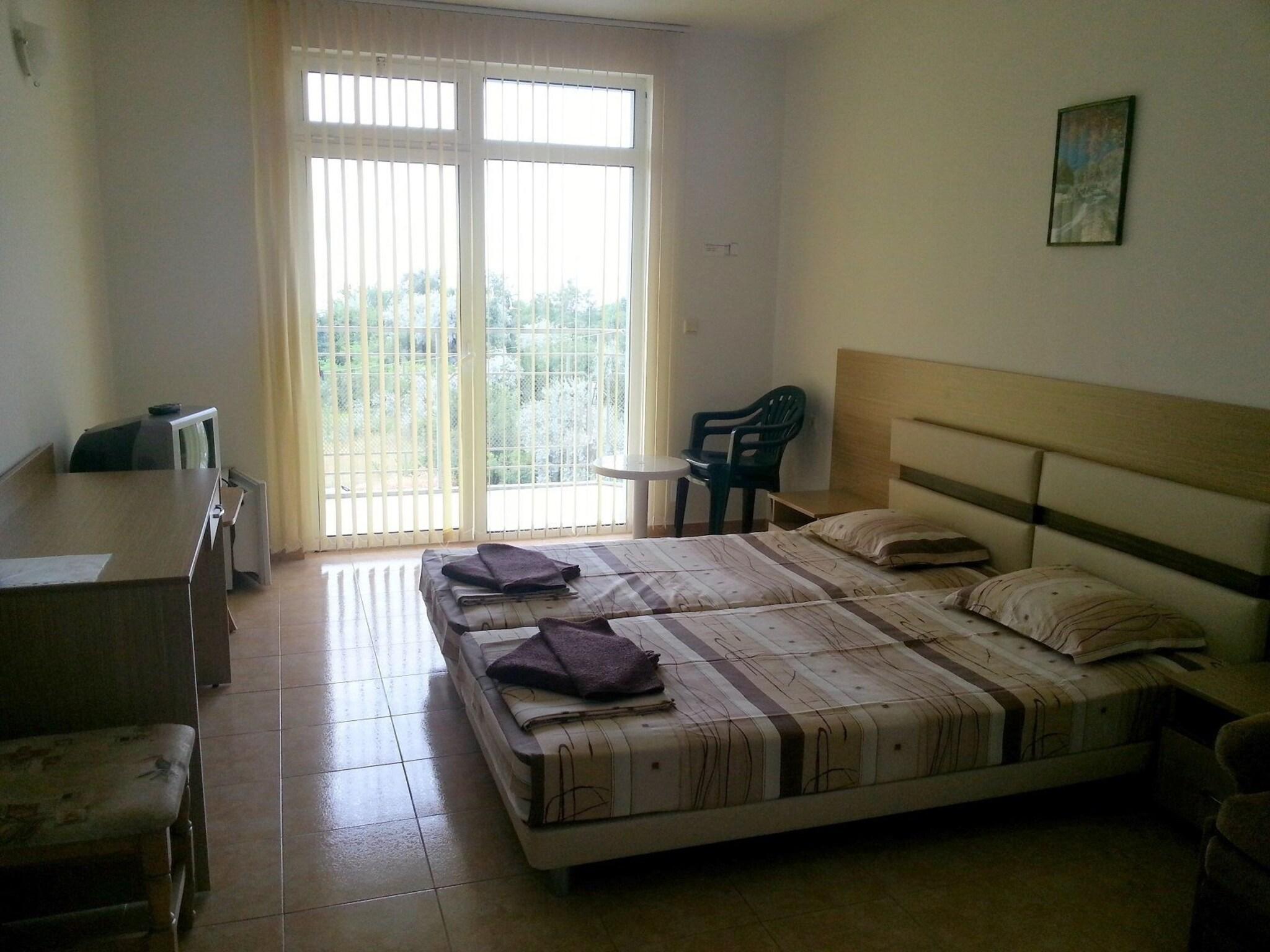 Double or Twin City View Queen Bed