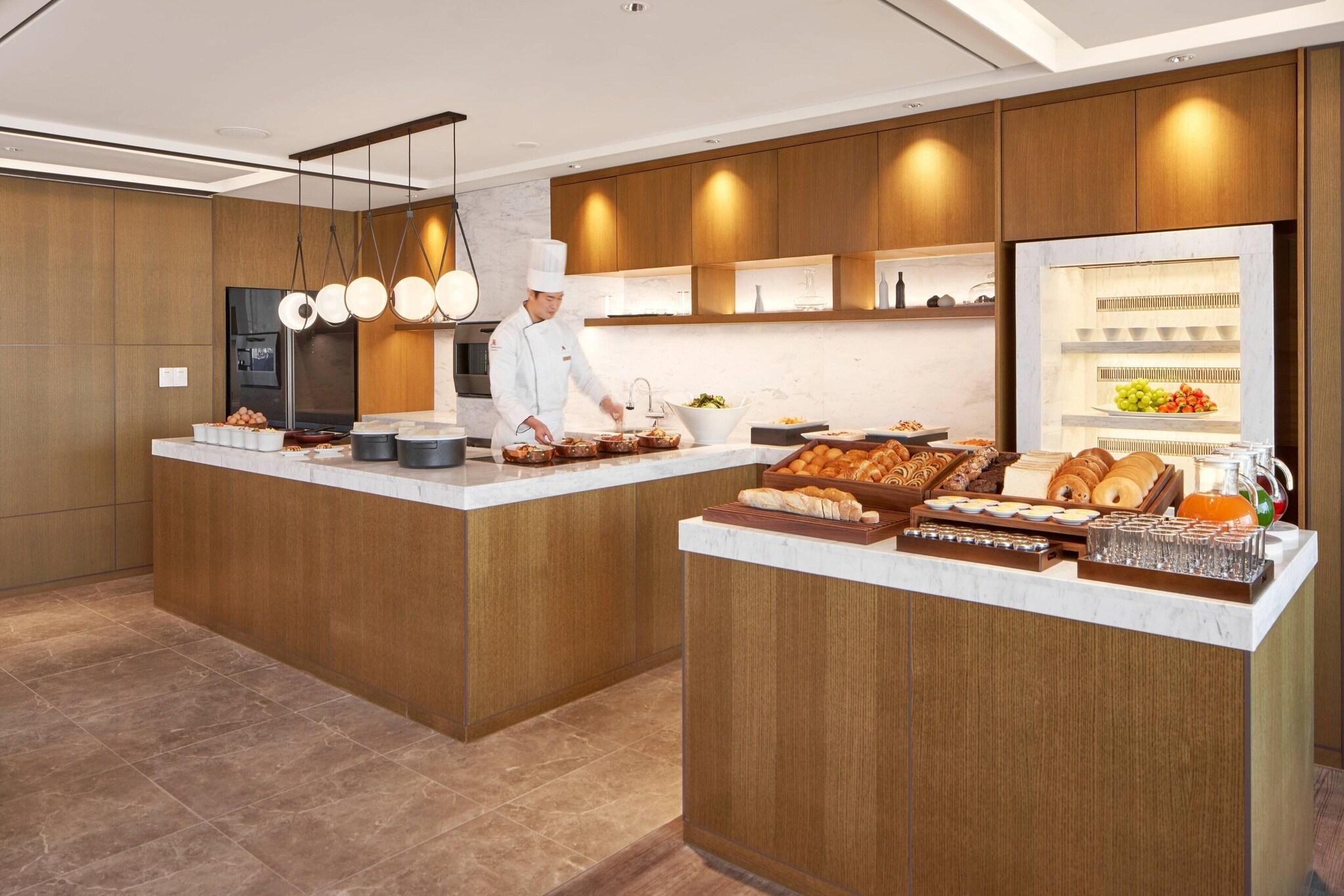 Double Club King Bed