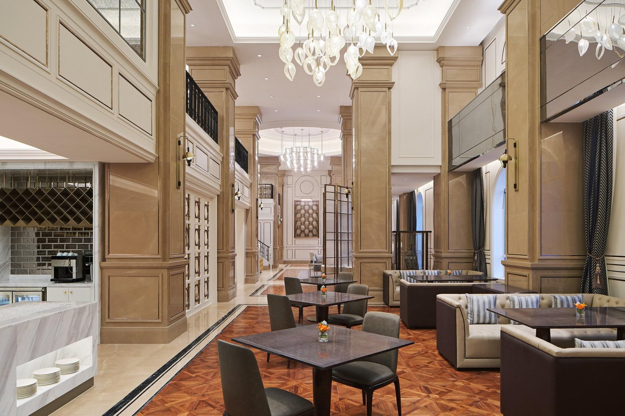 Suite Club City View