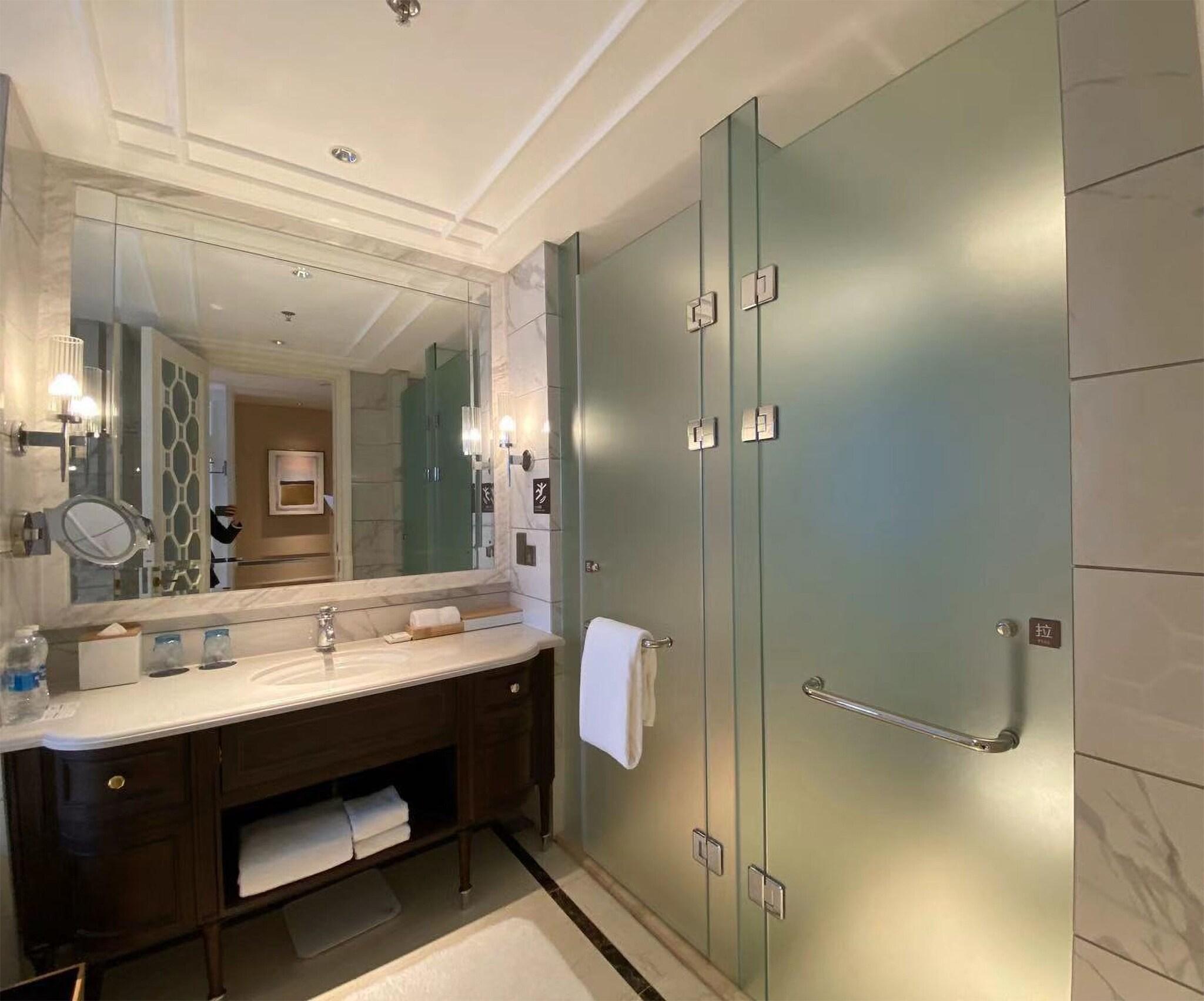 Suite Club City View