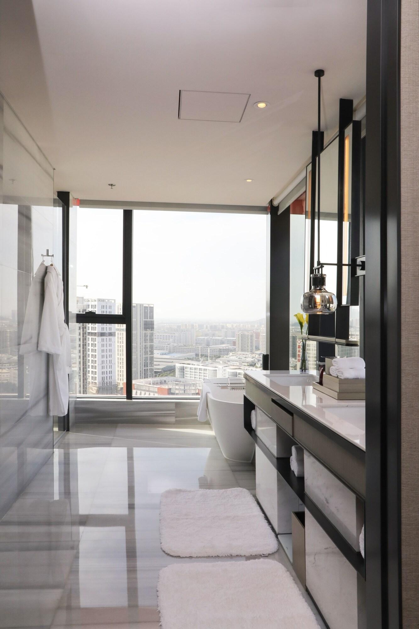 Junior Suite City View King Bed