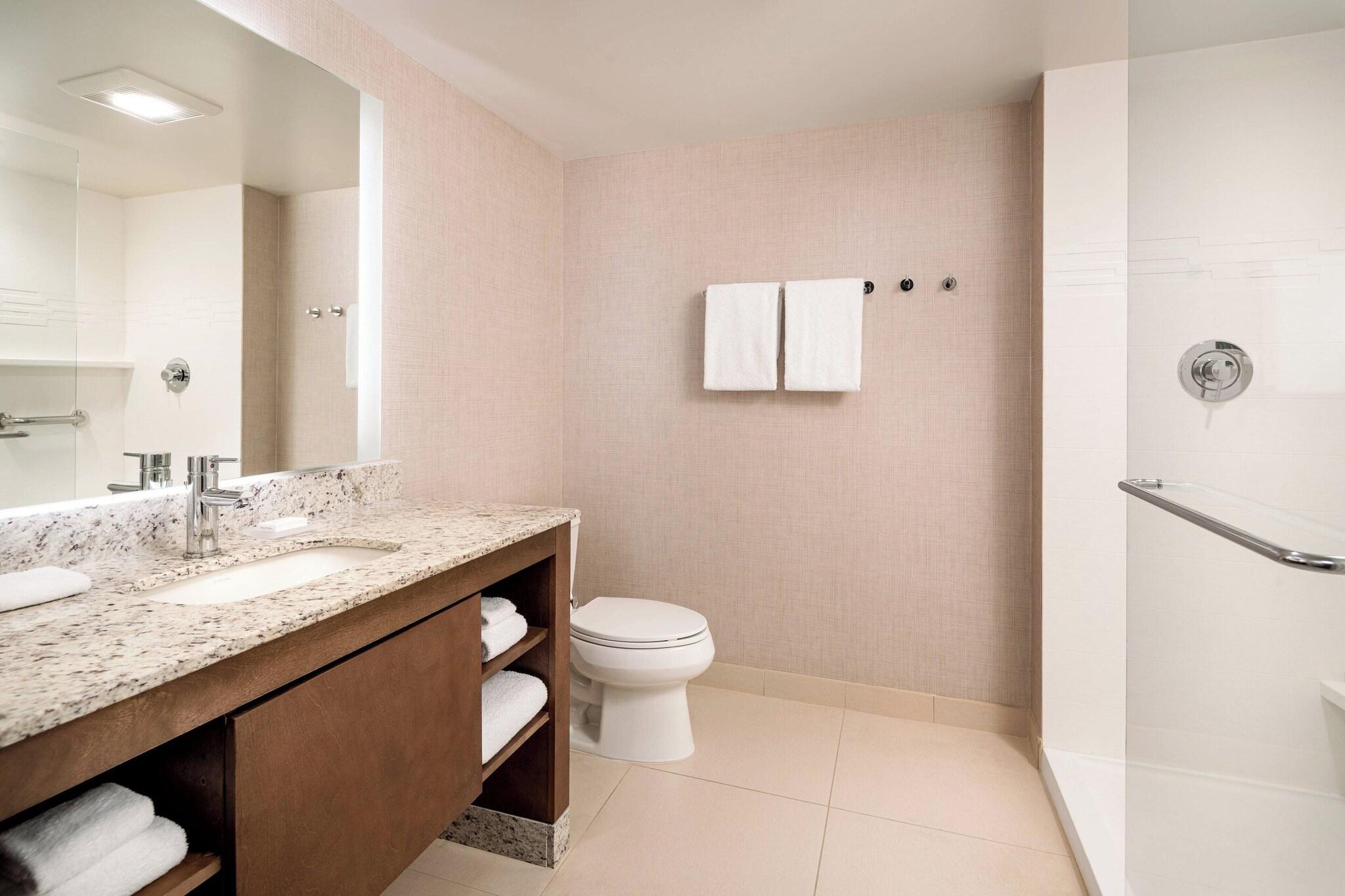 Suite Accessible King Size Bed