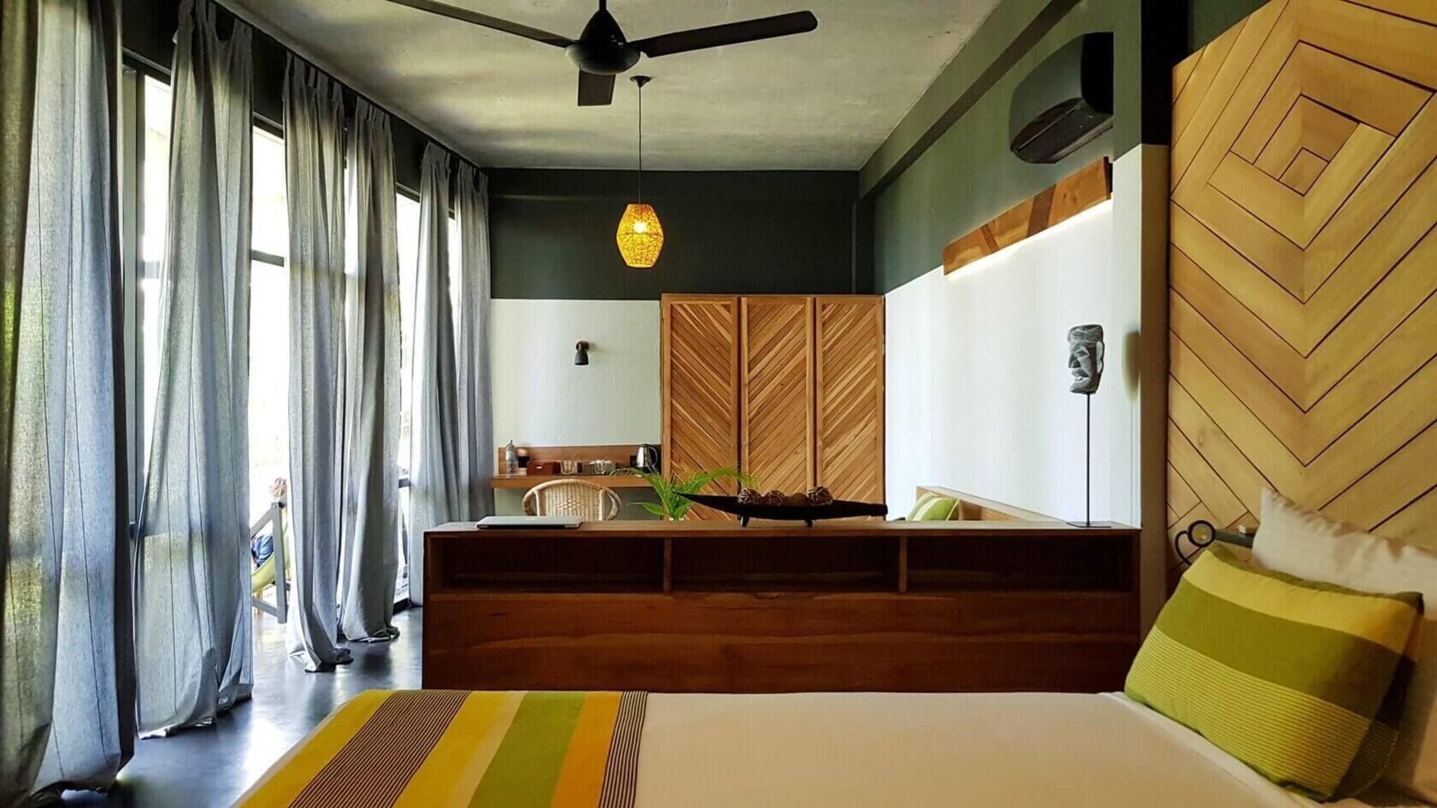 Suite Partial Ocean View King Bed