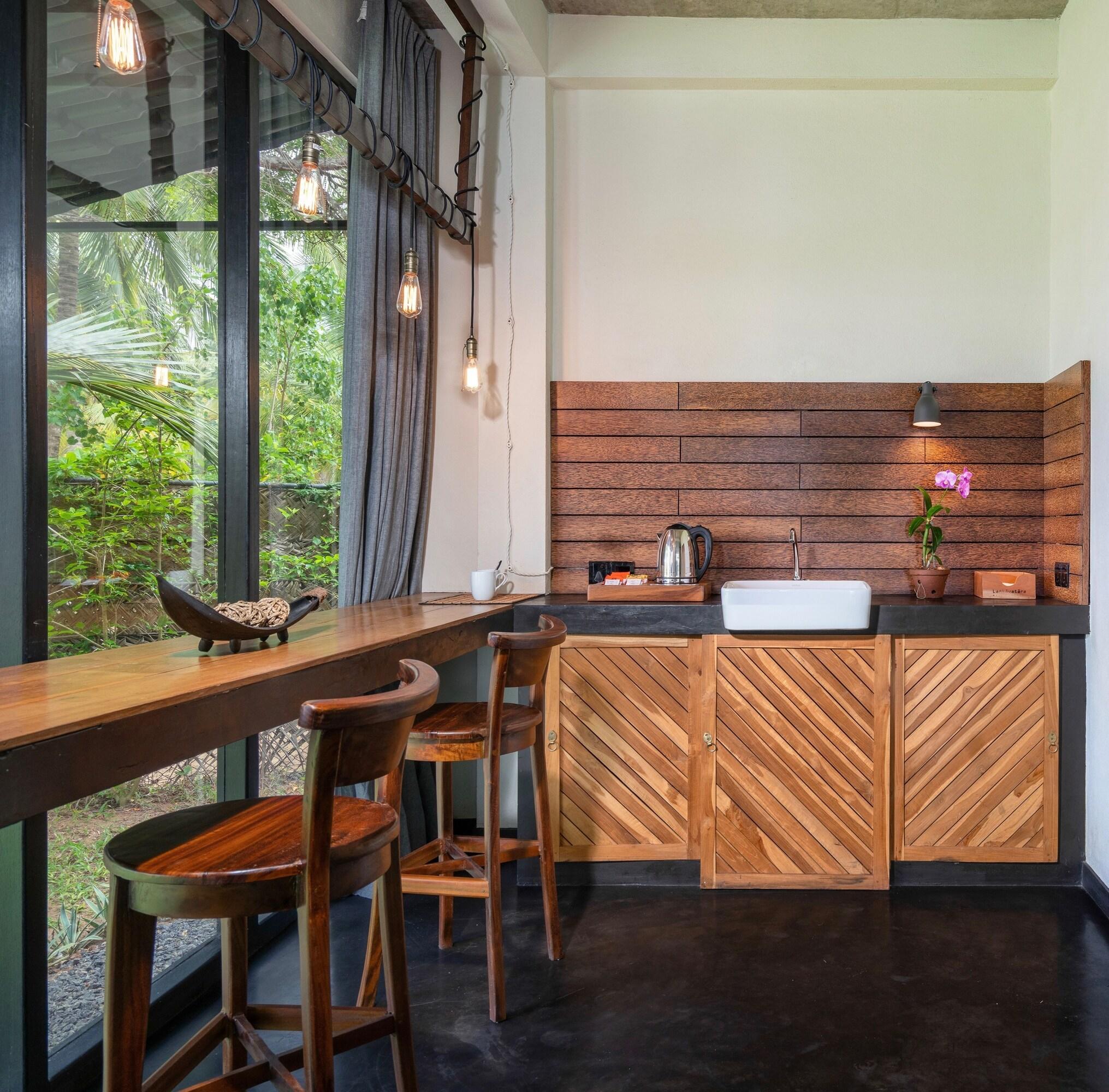 Suite Partial Ocean View King Bed