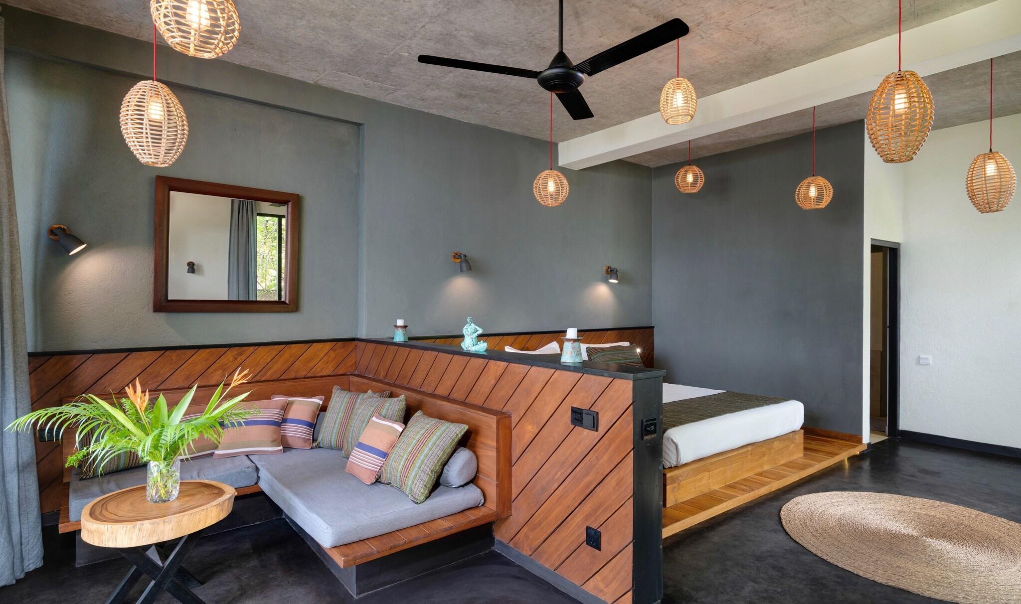 Suite Partial Ocean View King Bed