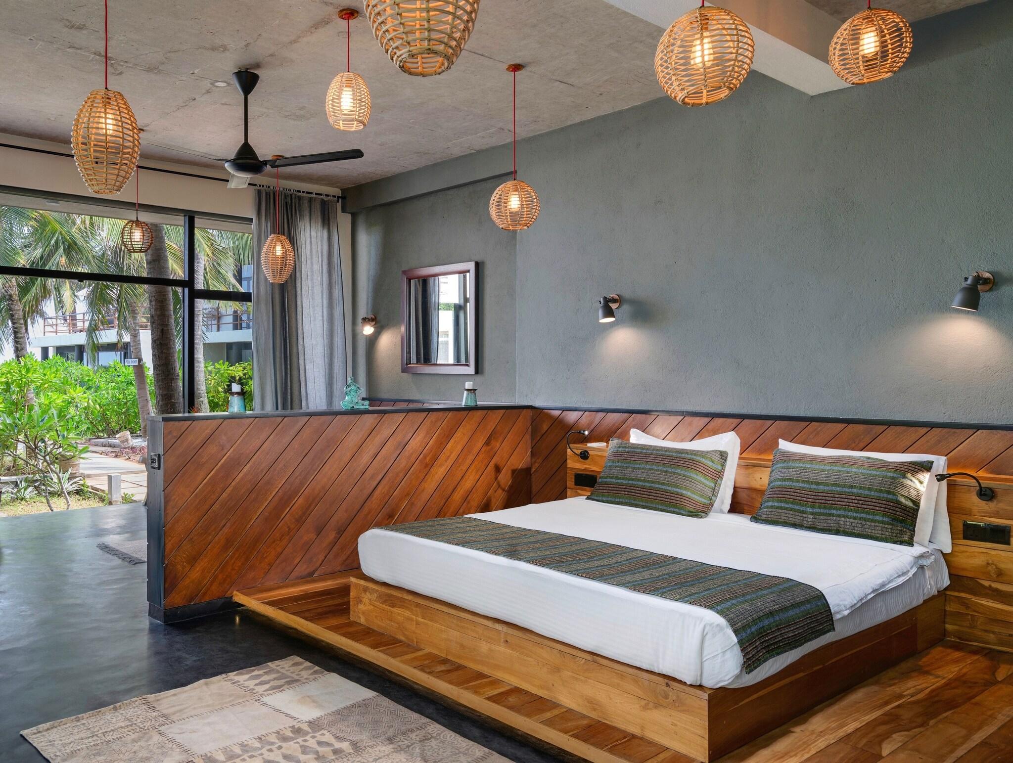 Suite Partial Ocean View King Bed