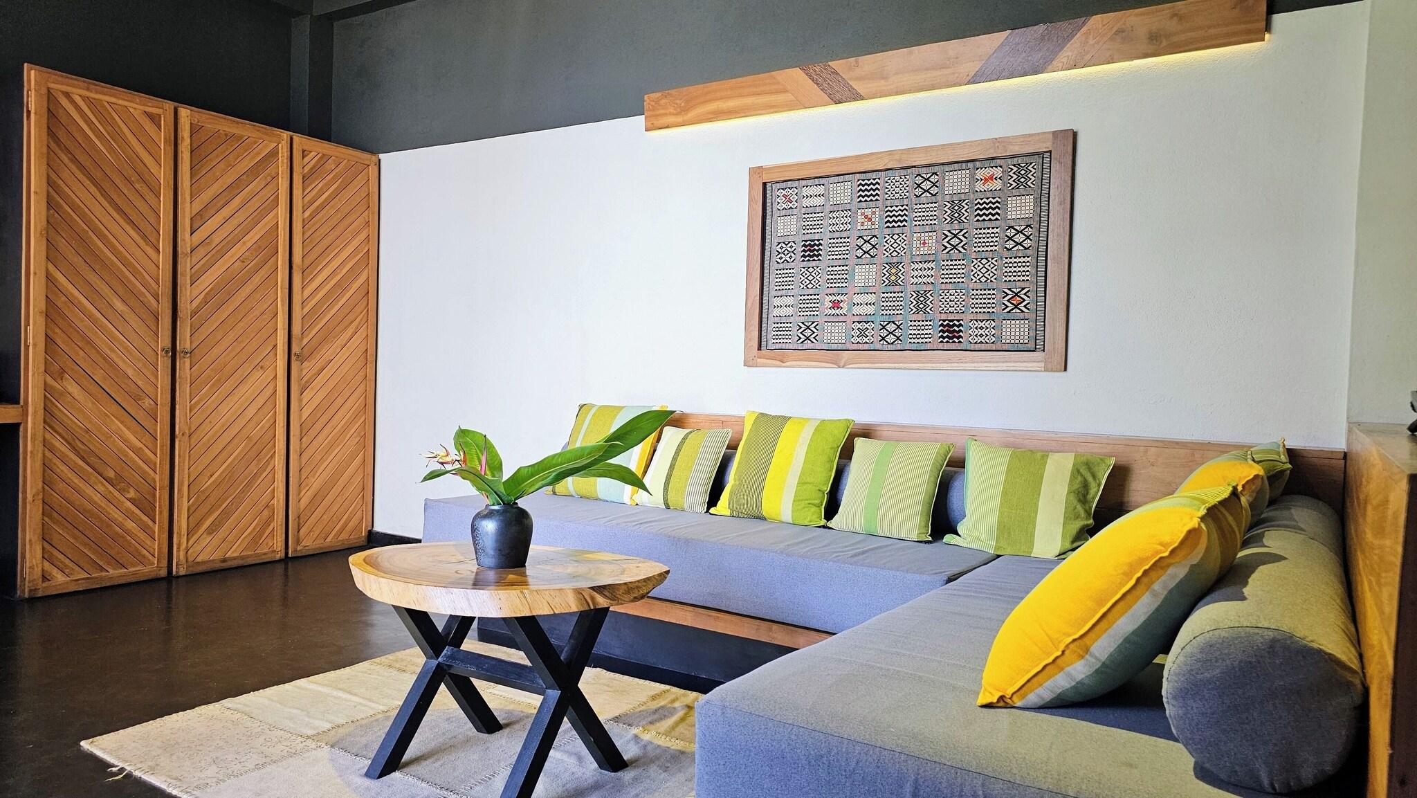 Suite Partial Ocean View King Bed