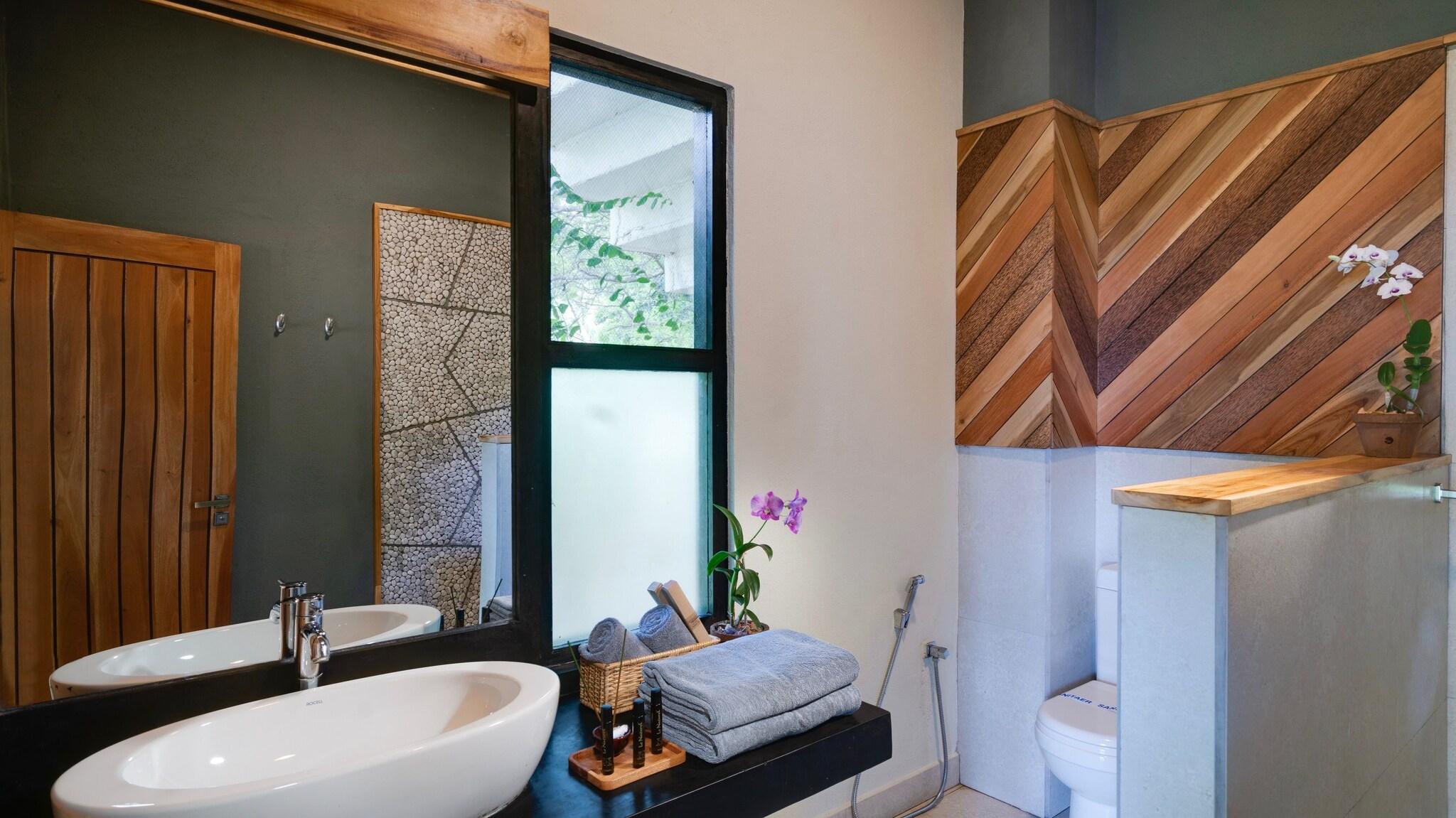 Suite Partial Ocean View King Bed