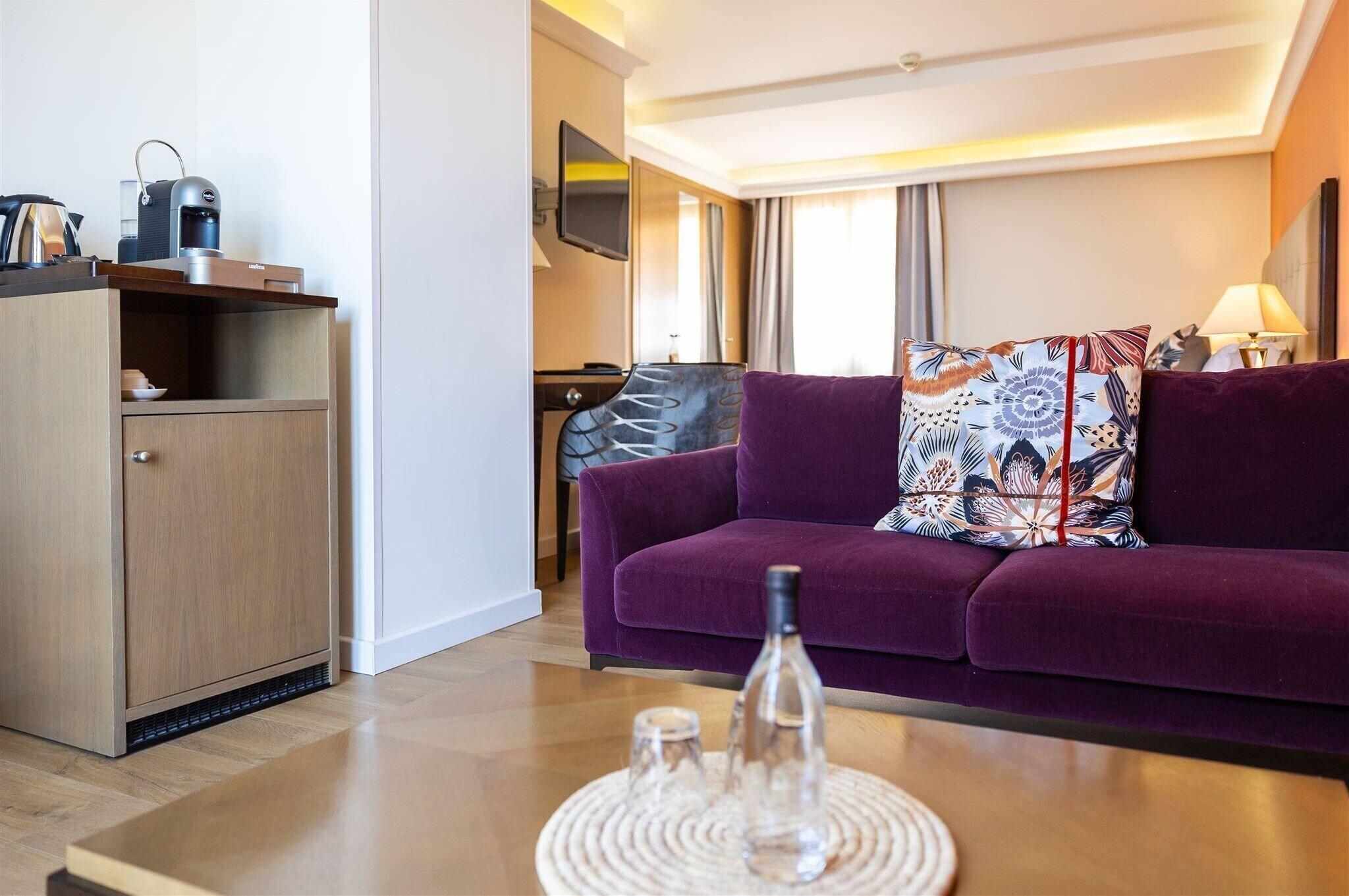 Junior Suite Sea View King Bed