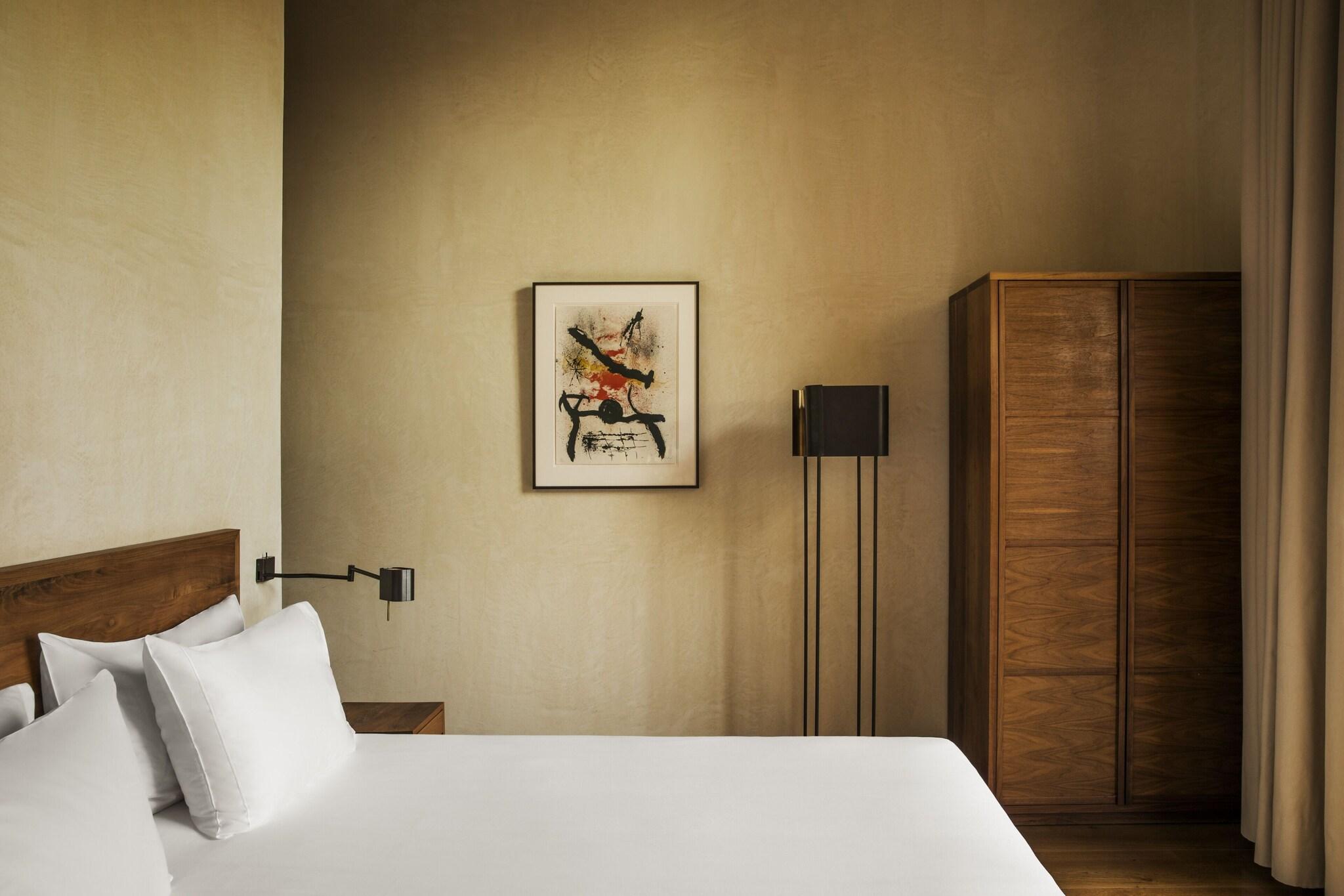 Double Classic Queen Bed