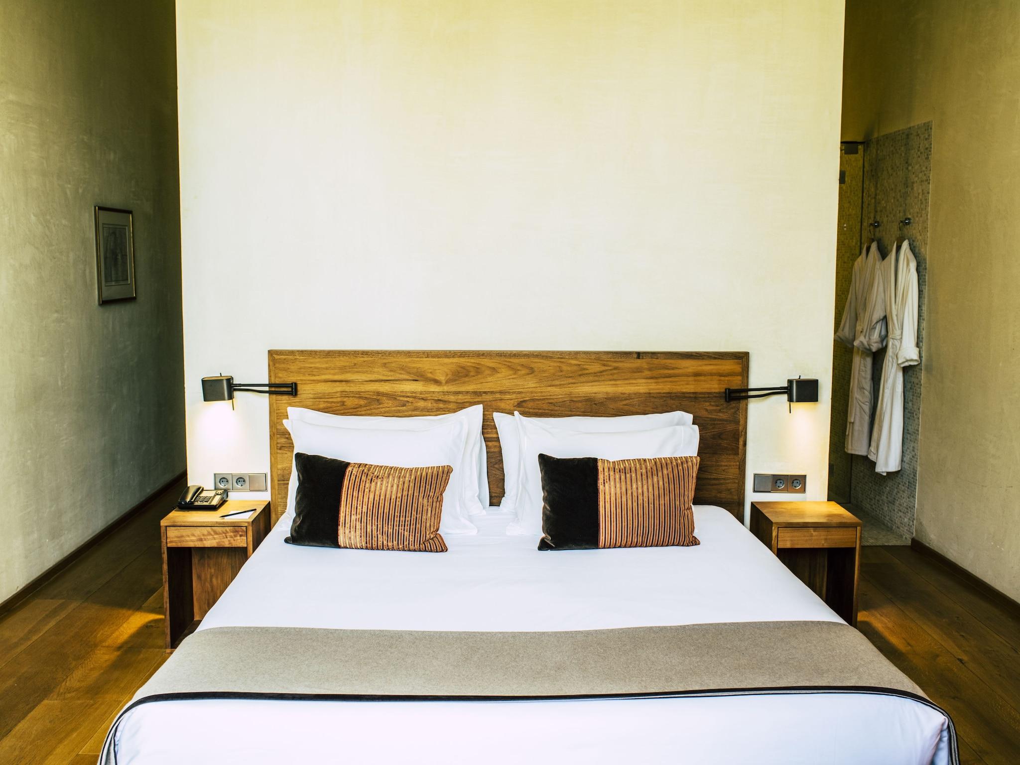 Double Classic Queen Bed