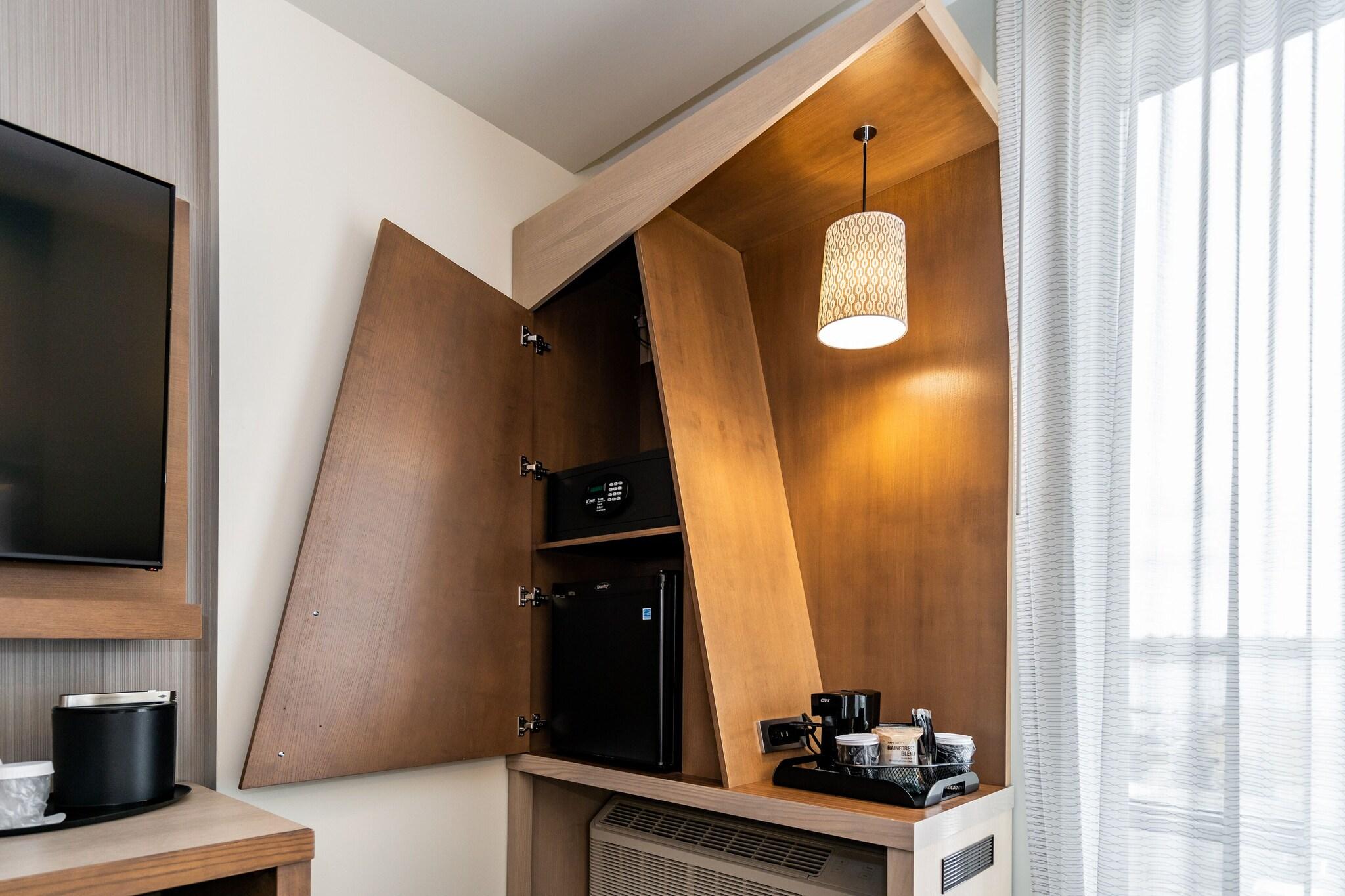 Junior Suite City View King Bed