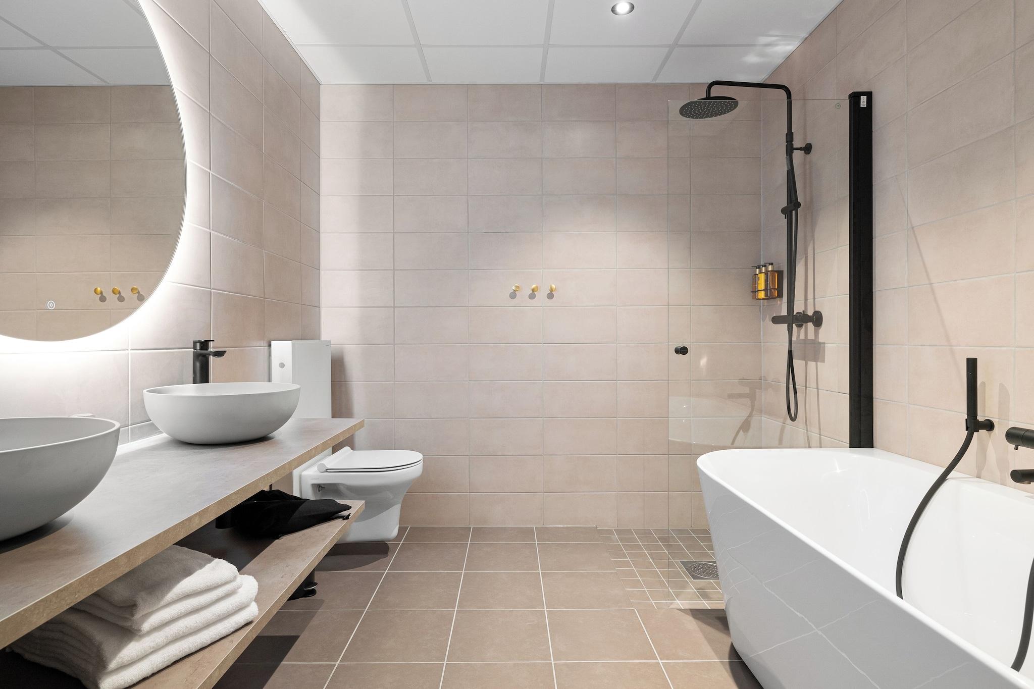 Studio Business Queen Bed