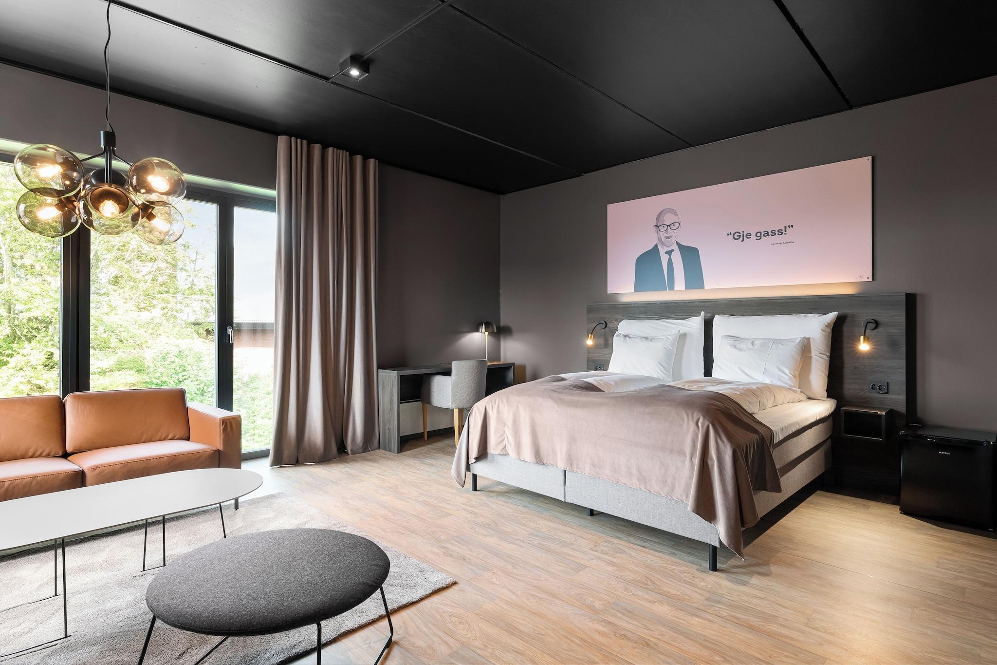 Studio Business Queen Bed