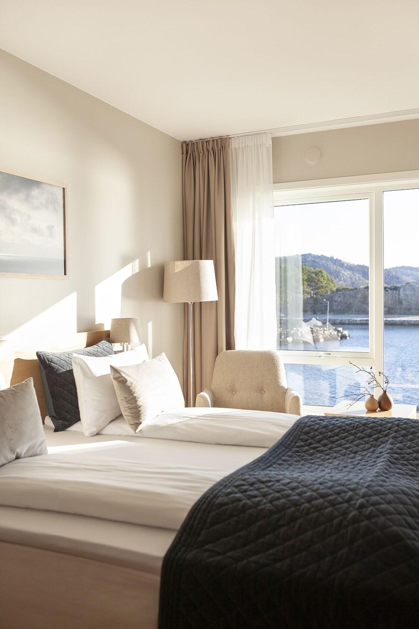 Double Ocean View Queen Bed