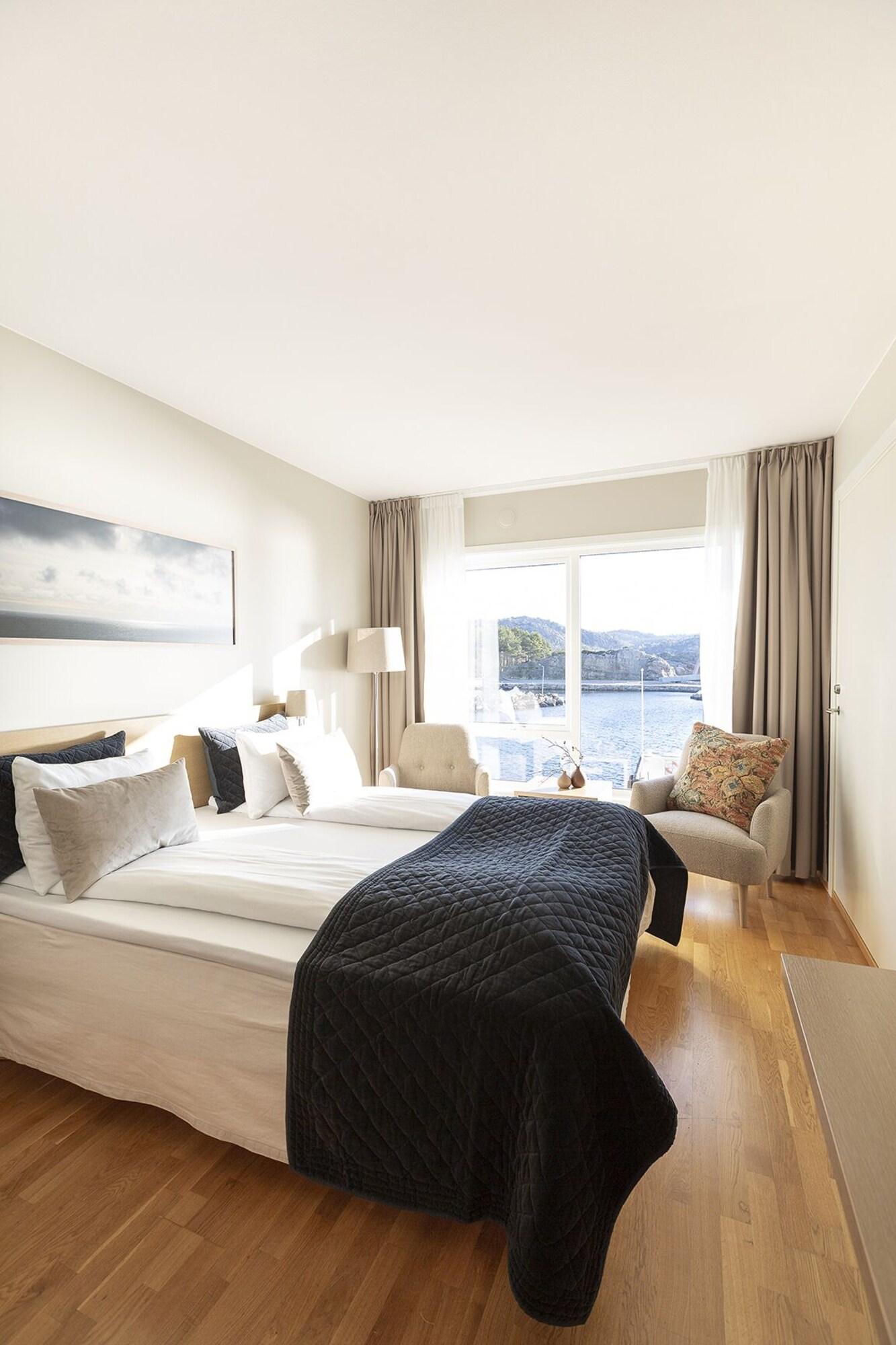 Double Ocean View Queen Bed