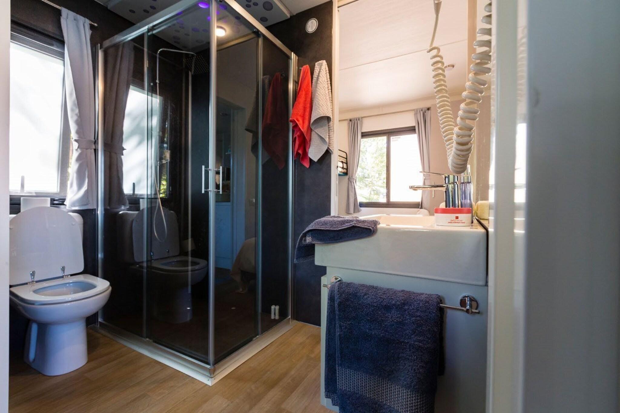 Bungalow Deluxe Queen Bed