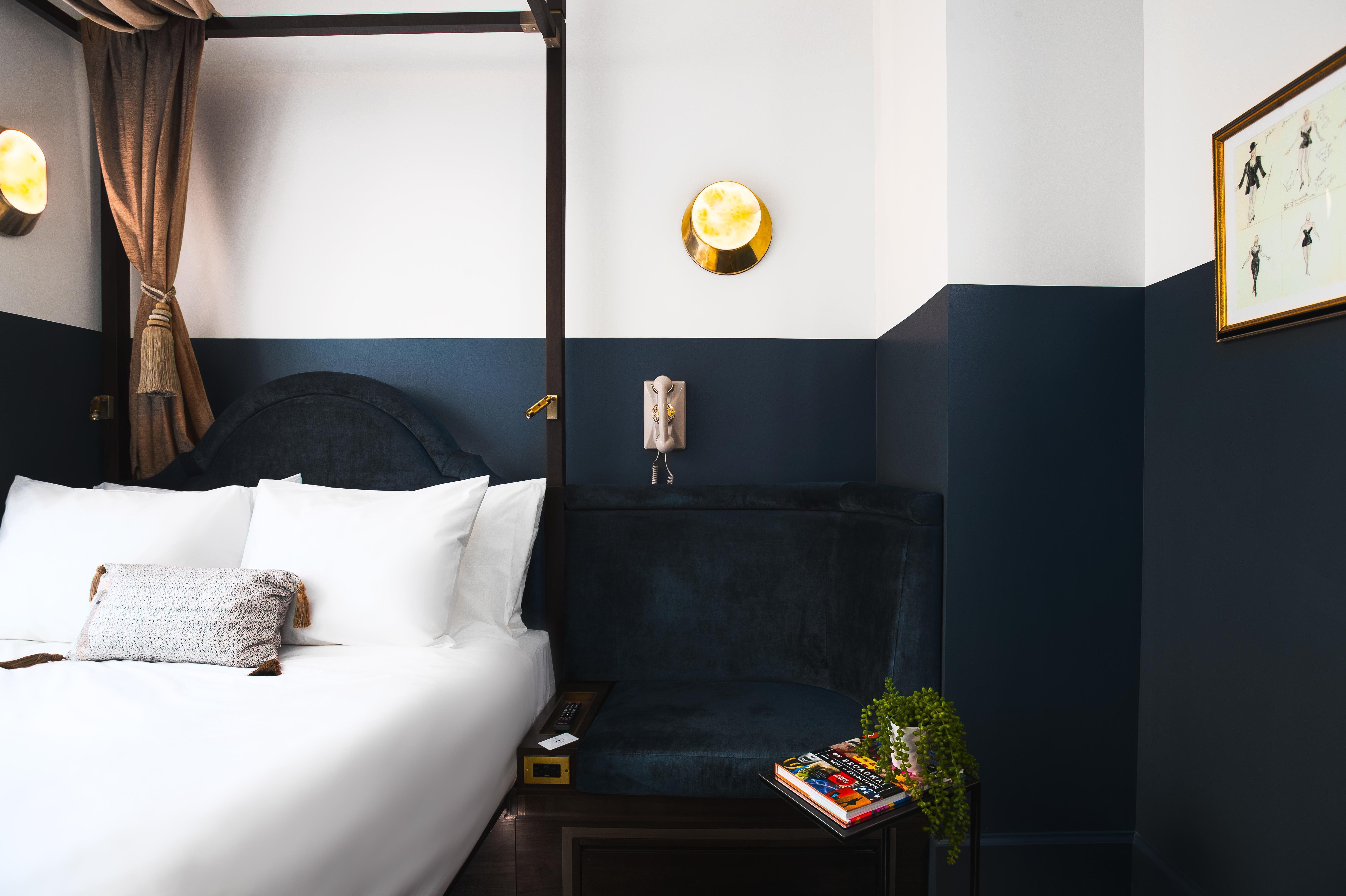 Room Queen Size Bed