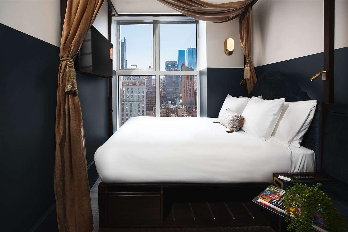 Room Queen Size Bed