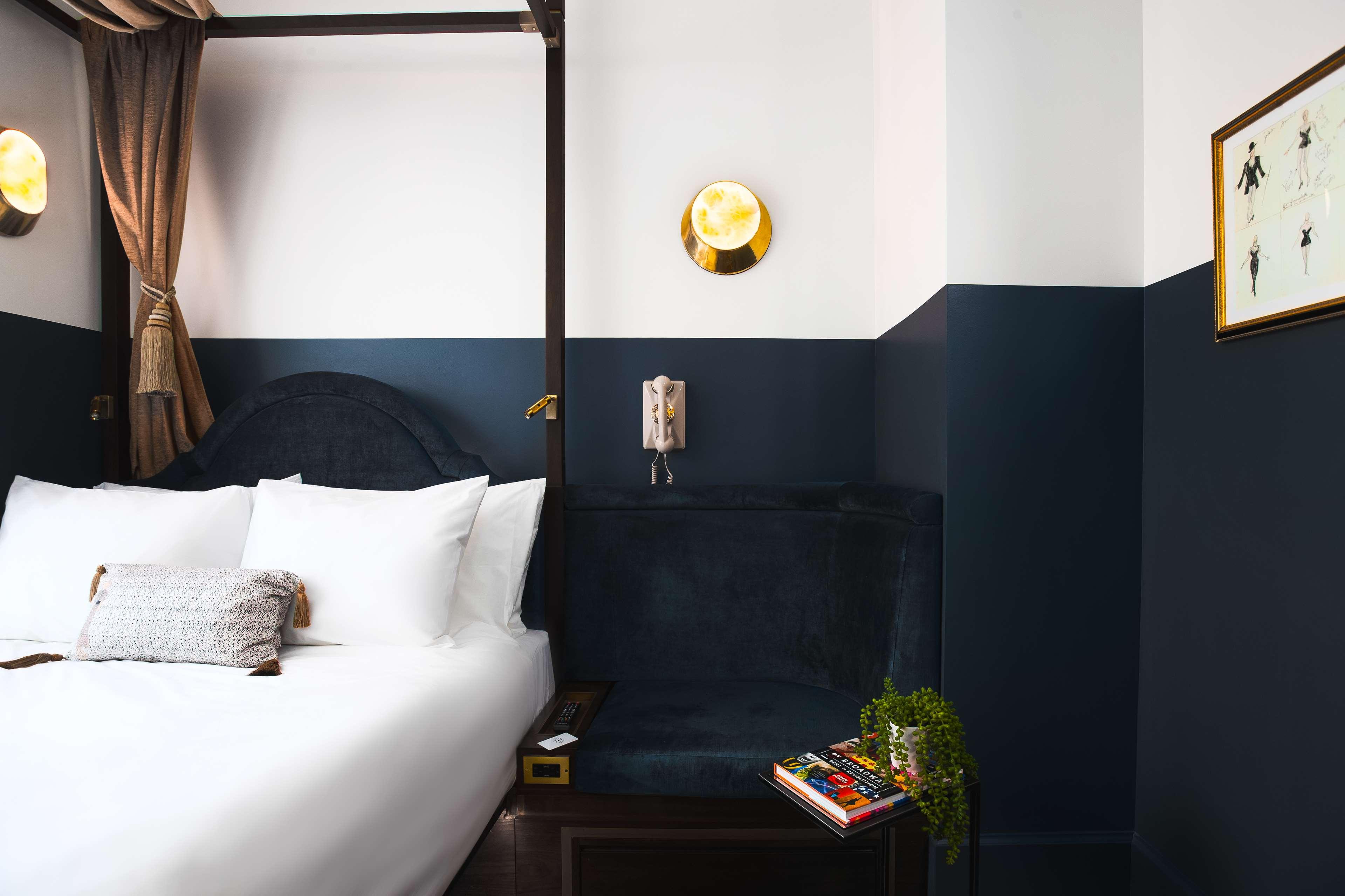 Room Queen Size Bed