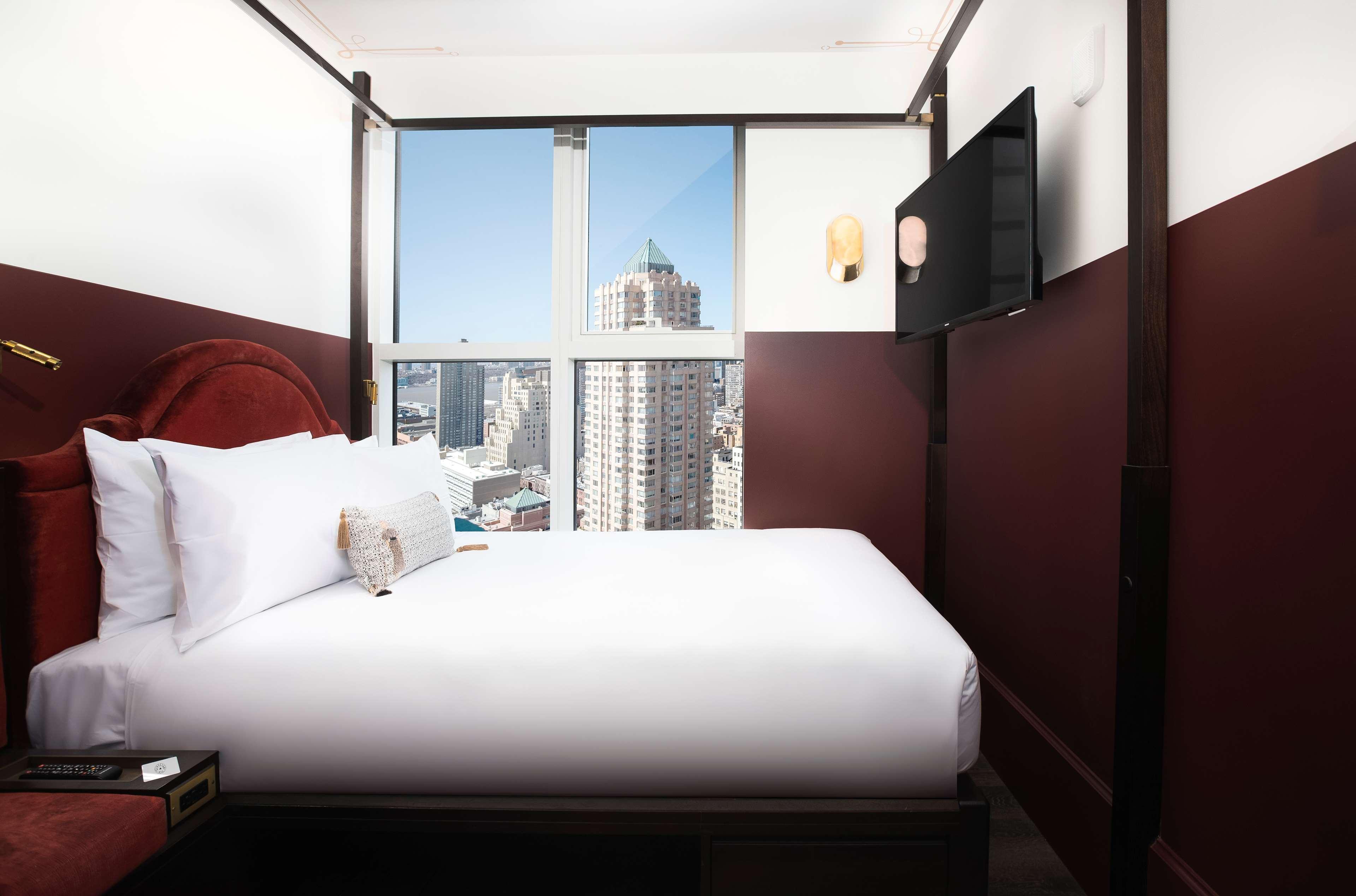 Room Queen Size Bed