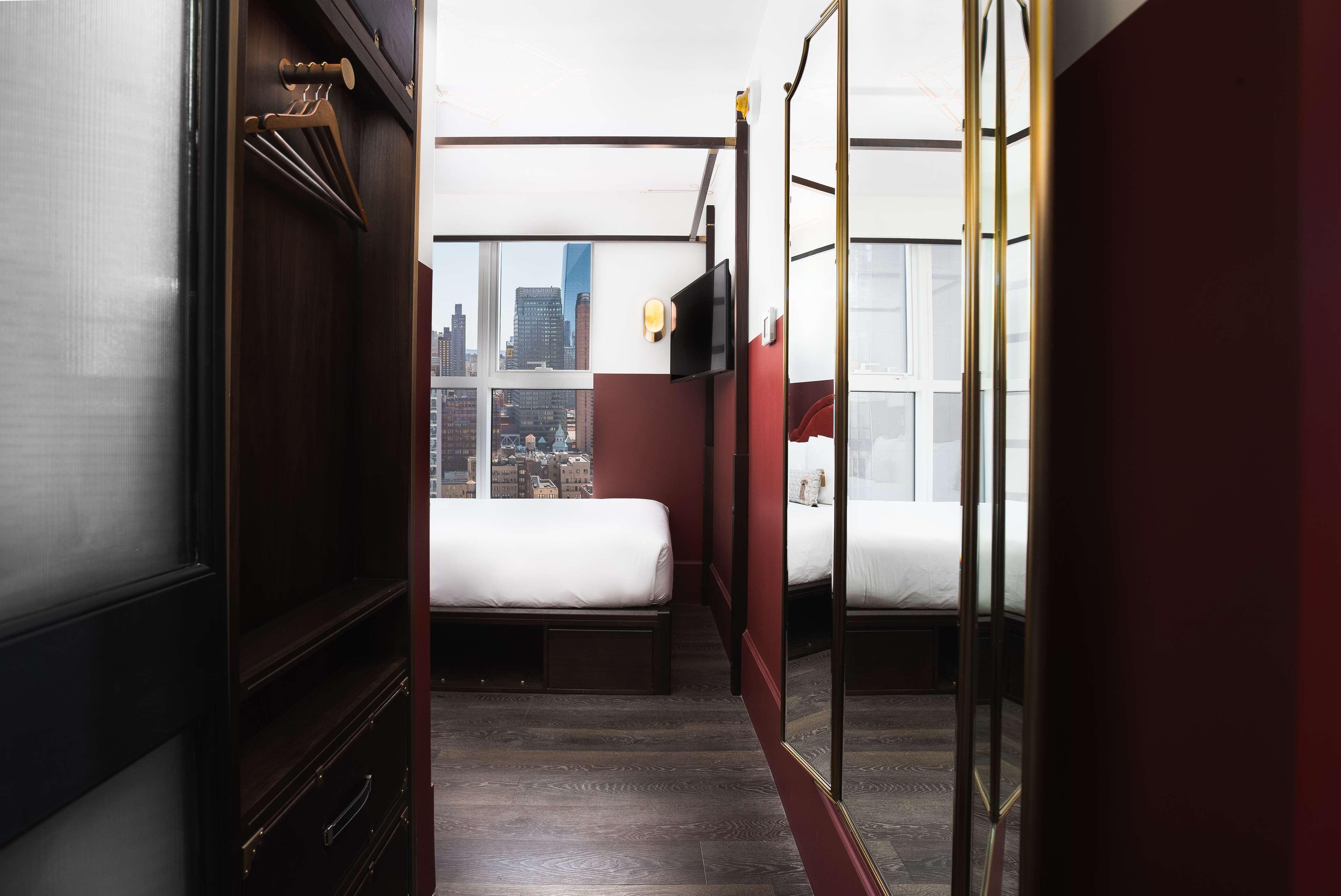 Room Queen Size Bed