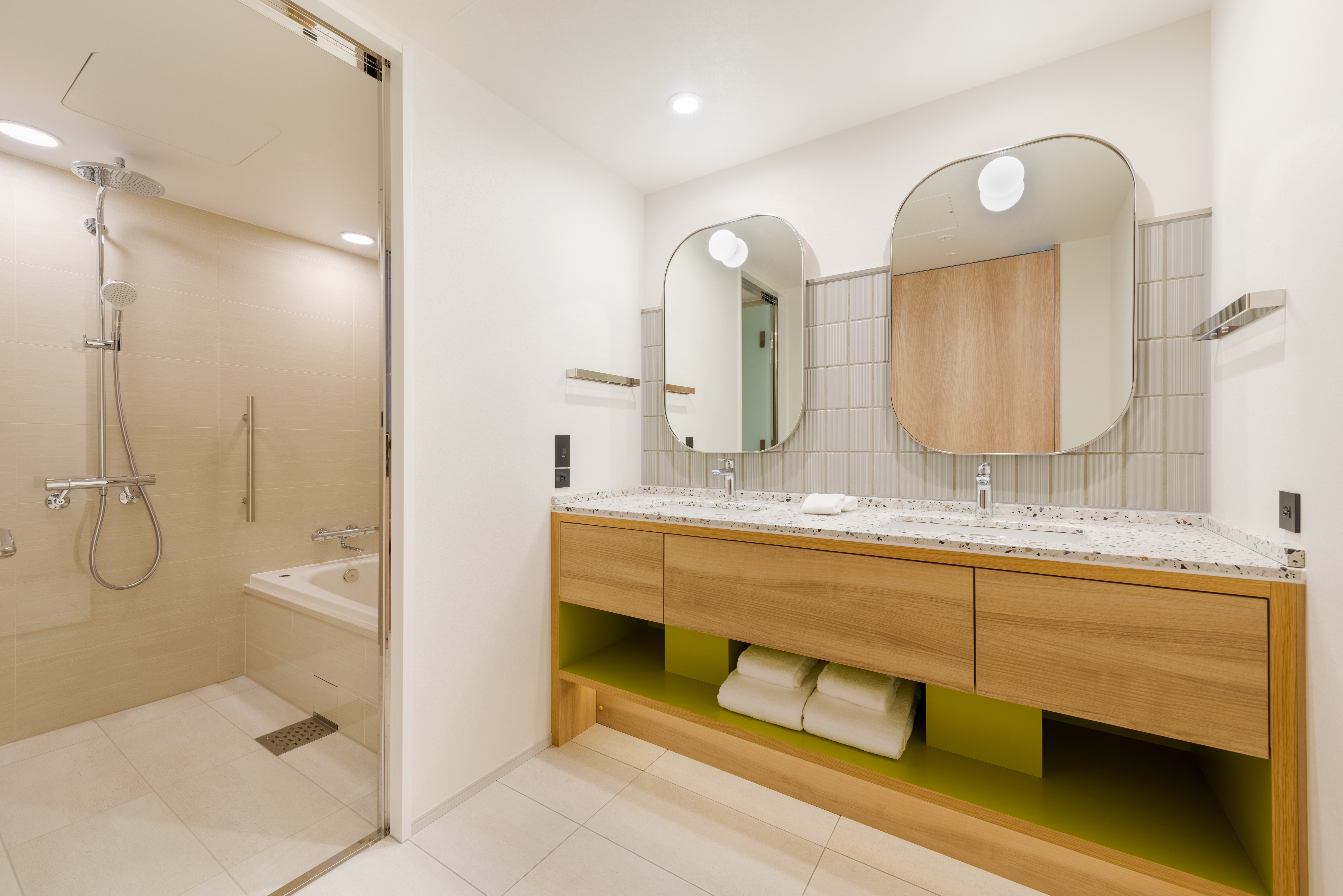 Family Room Deluxe Queen Bed