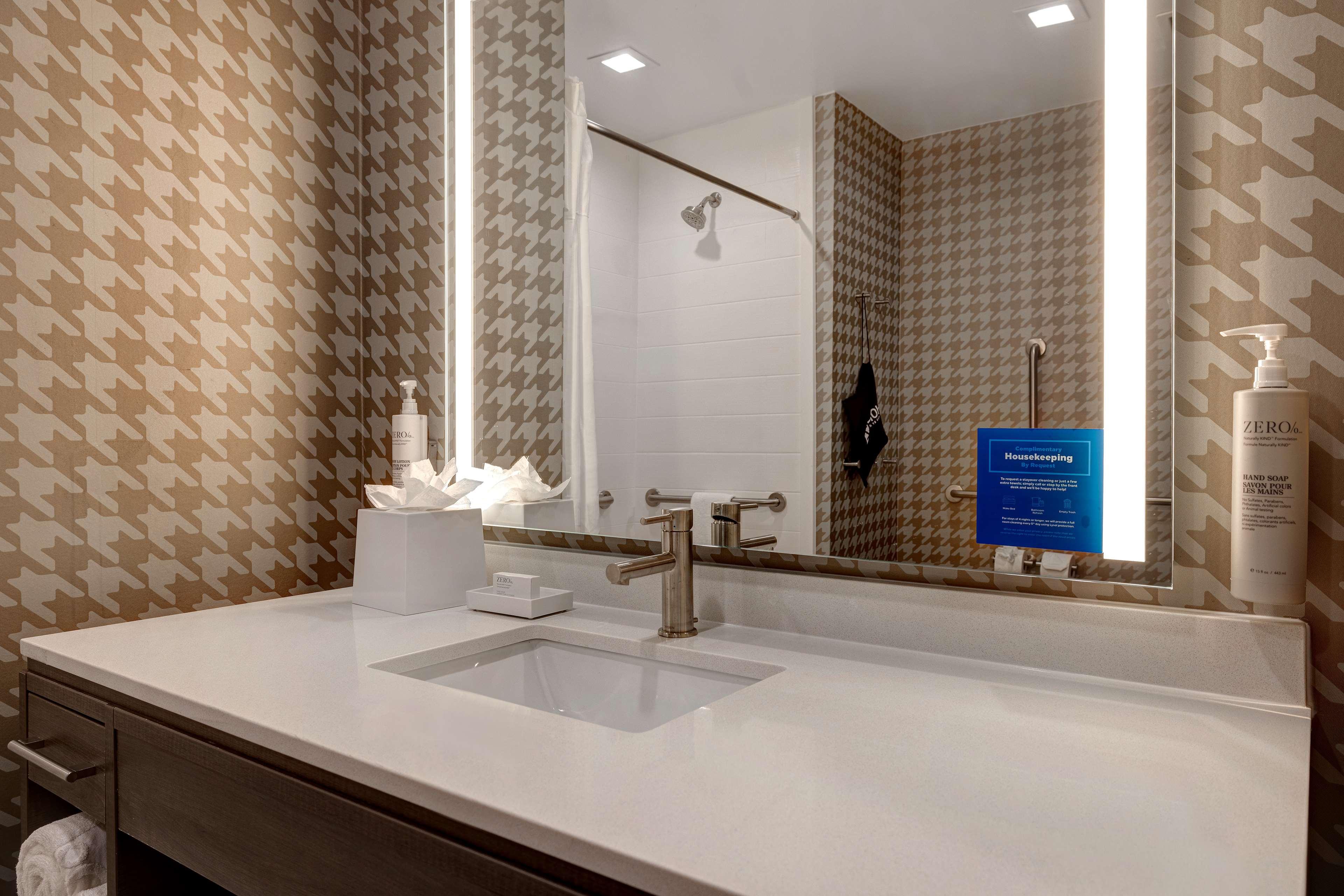 Studio Accessible King Size Bed