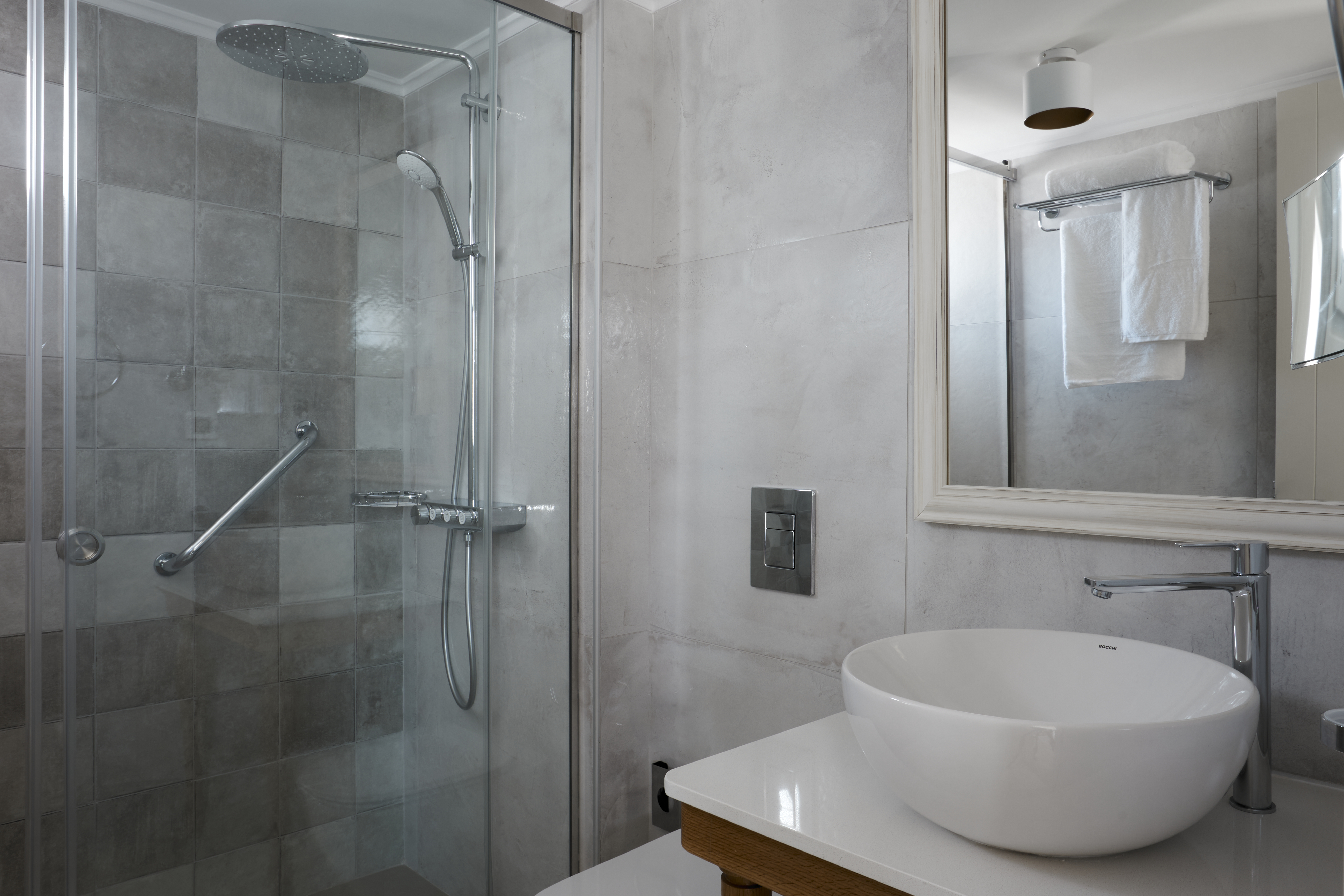 Double Guest Room Queen Bed