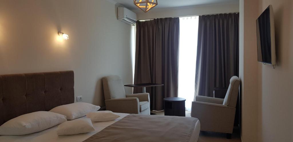 Double Queen Size Bed