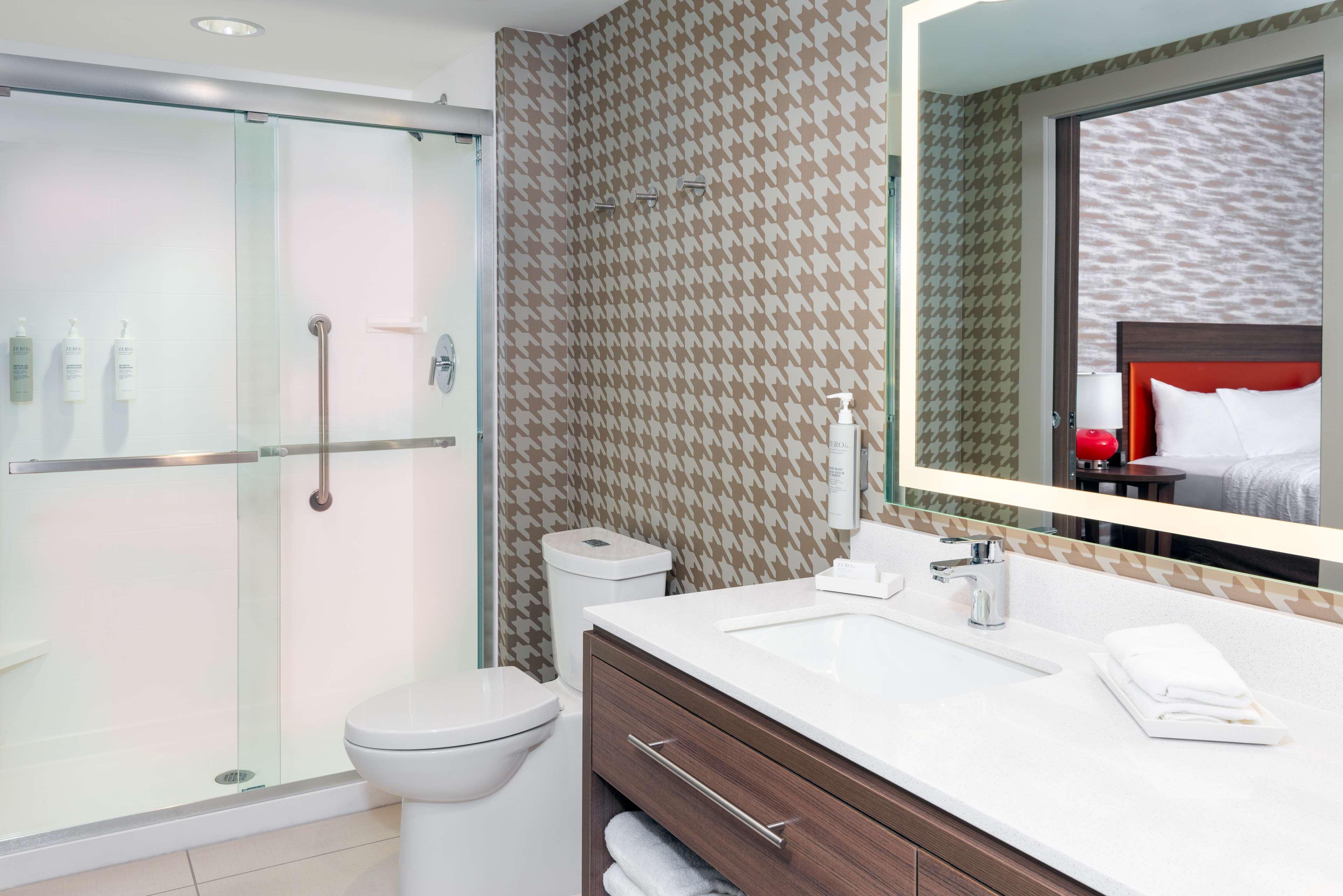 Suite Accessible King Size Bed