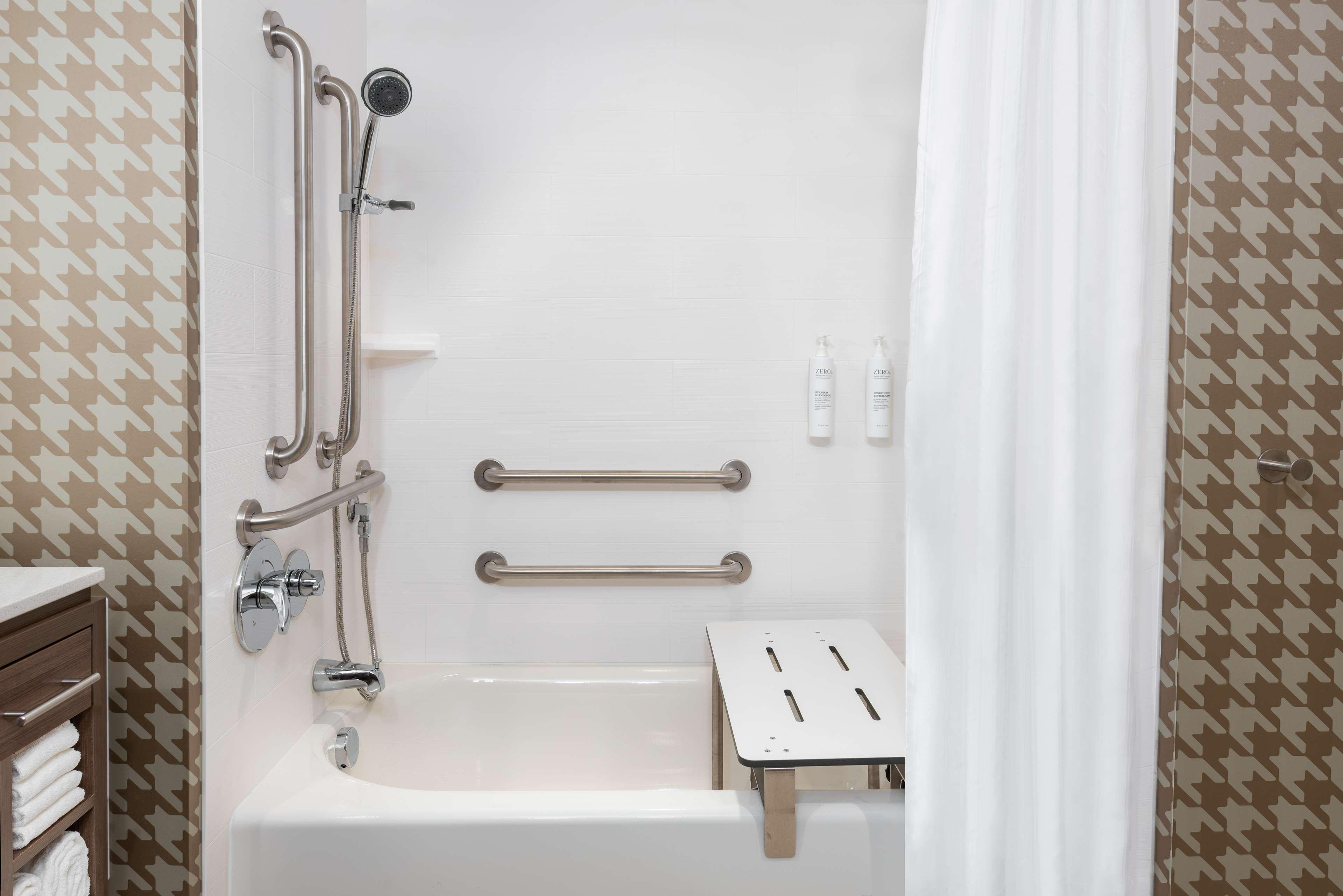 Suite Accessible King Size Bed