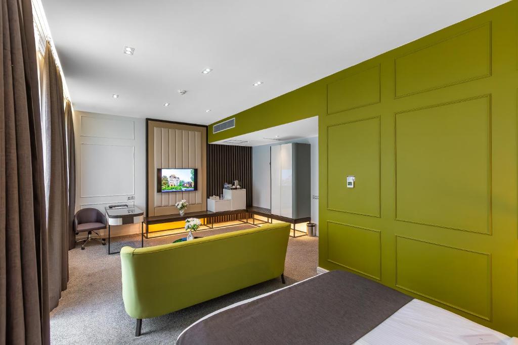 Double or Twin Deluxe Two Bedroom