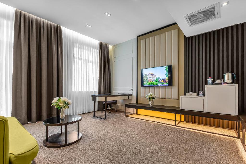 Double or Twin Deluxe Two Bedroom