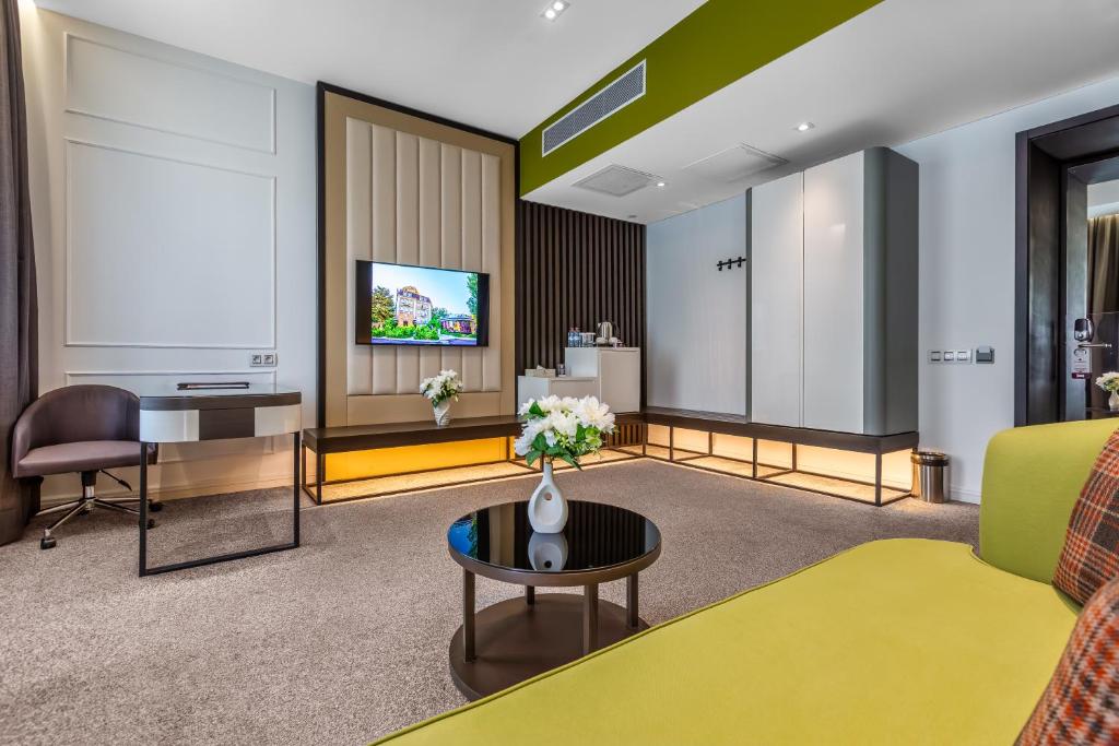 Double or Twin Deluxe Two Bedroom