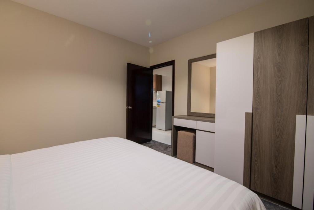 Studio Classic King Bed