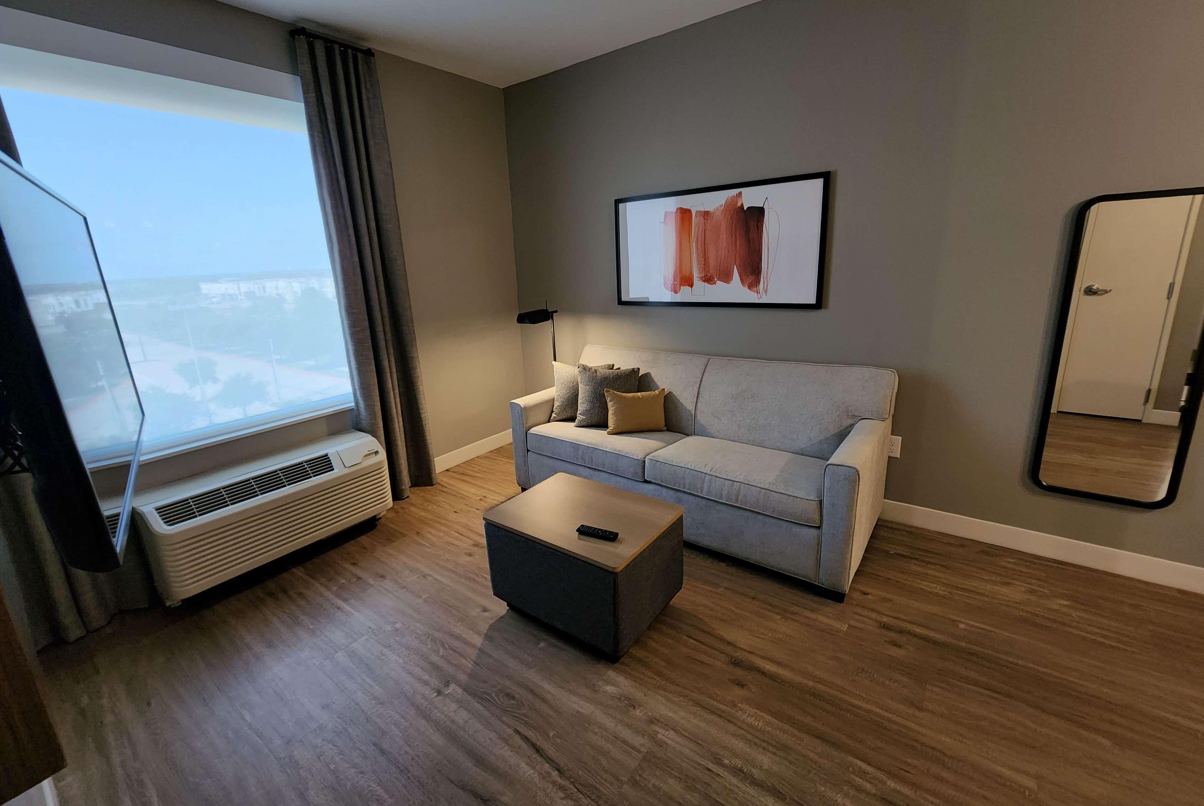 Suite Accessible King Size Bed