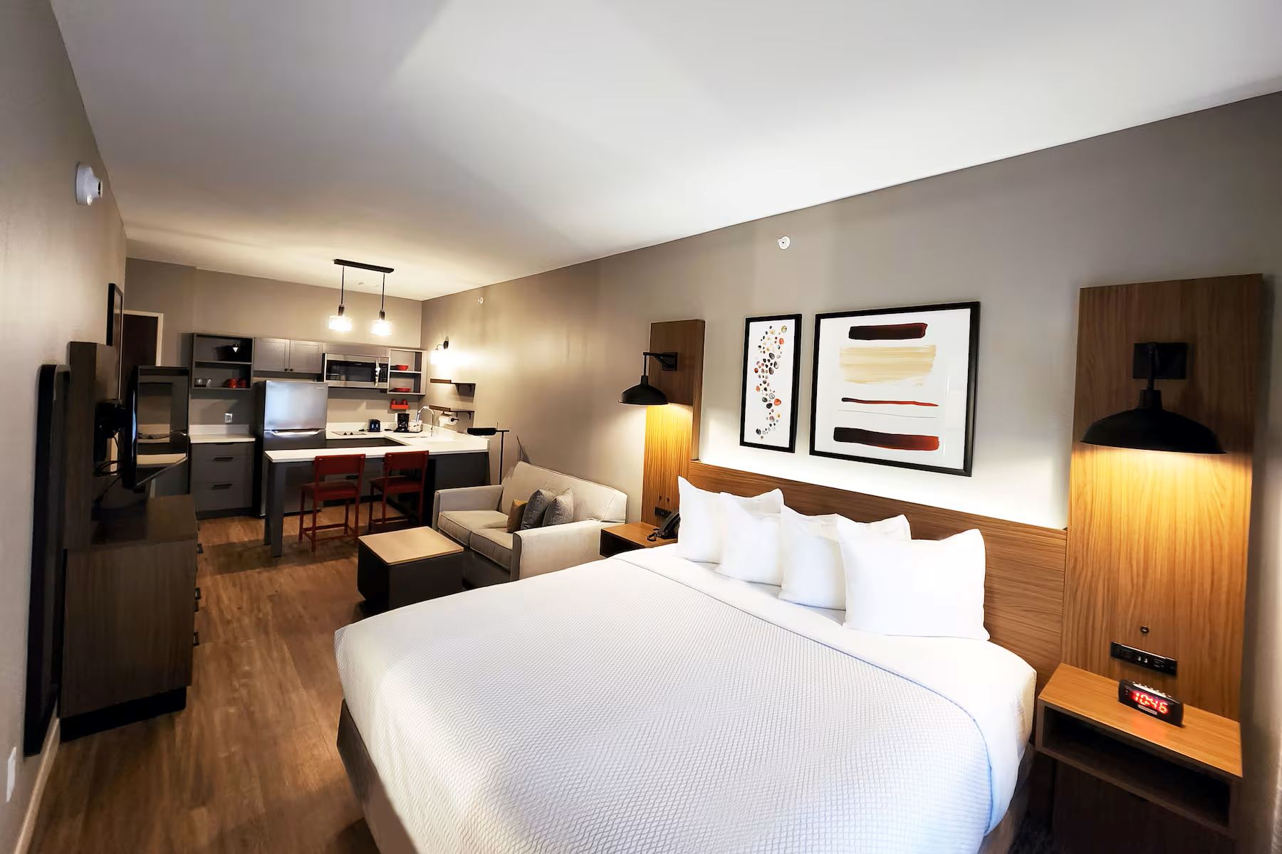 Suite Accessible King Size Bed