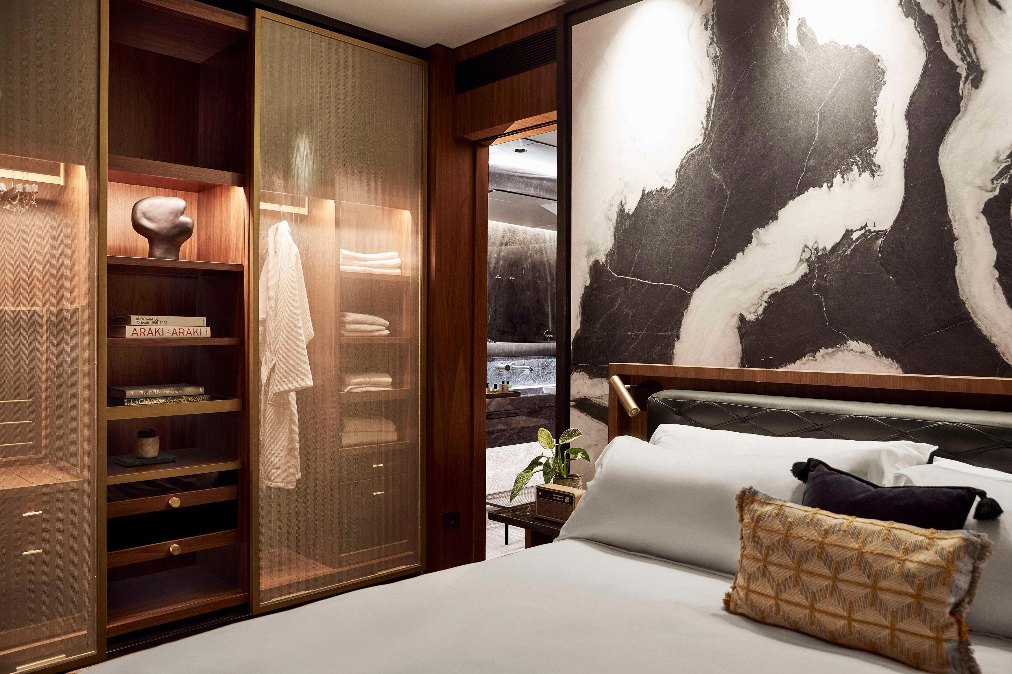 Suite City View King Bed