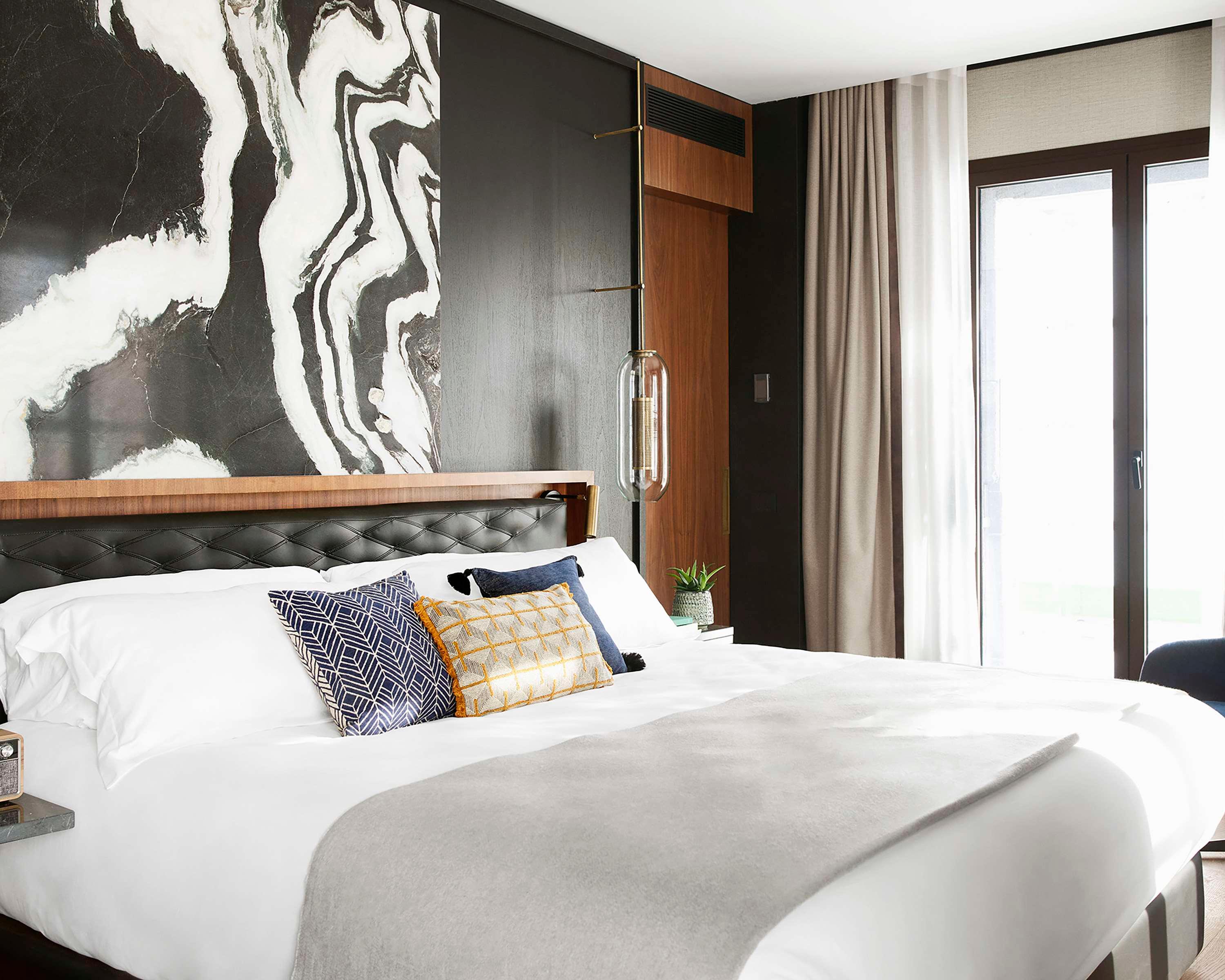 Suite City View King Bed