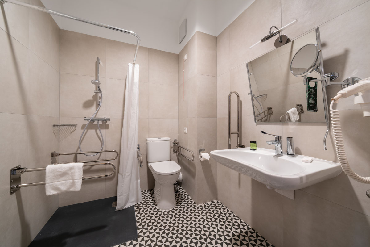 Double Single Superior Queen Bed