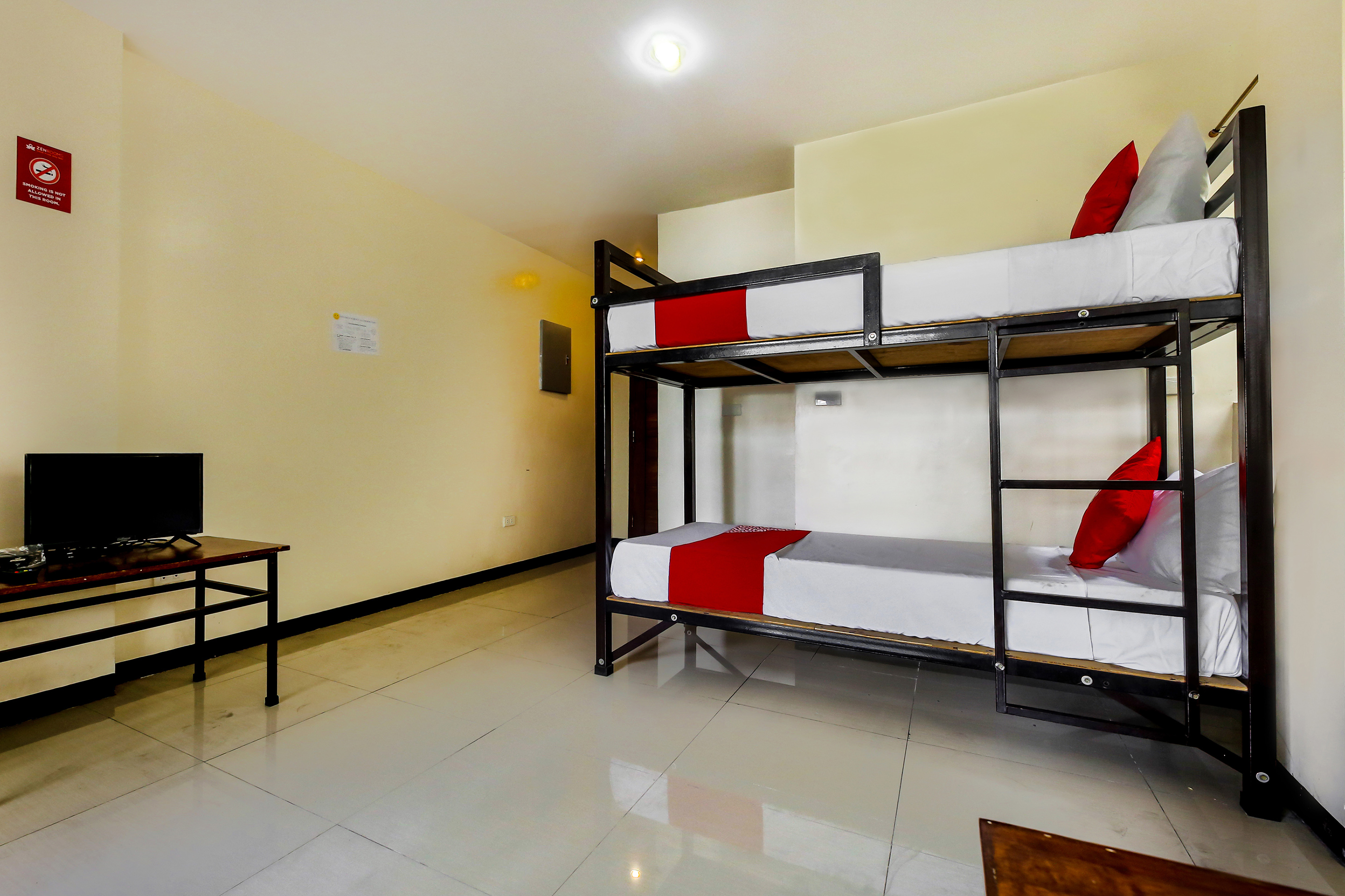 Bed in Dormitory Bunk Bed with Shared Bathroom