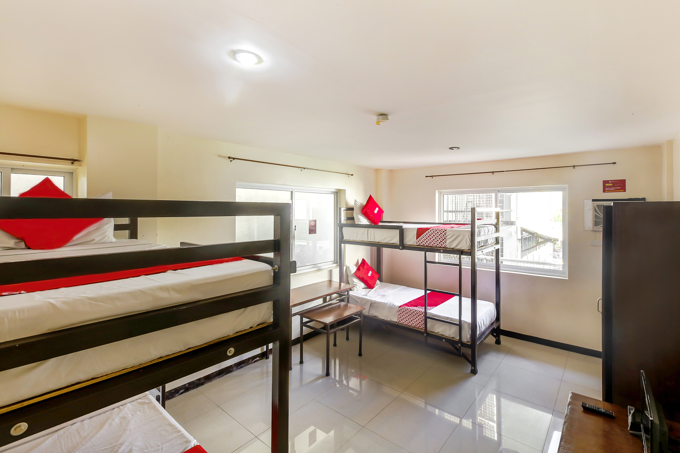 Bed in Dormitory Bunk Bed with Shared Bathroom