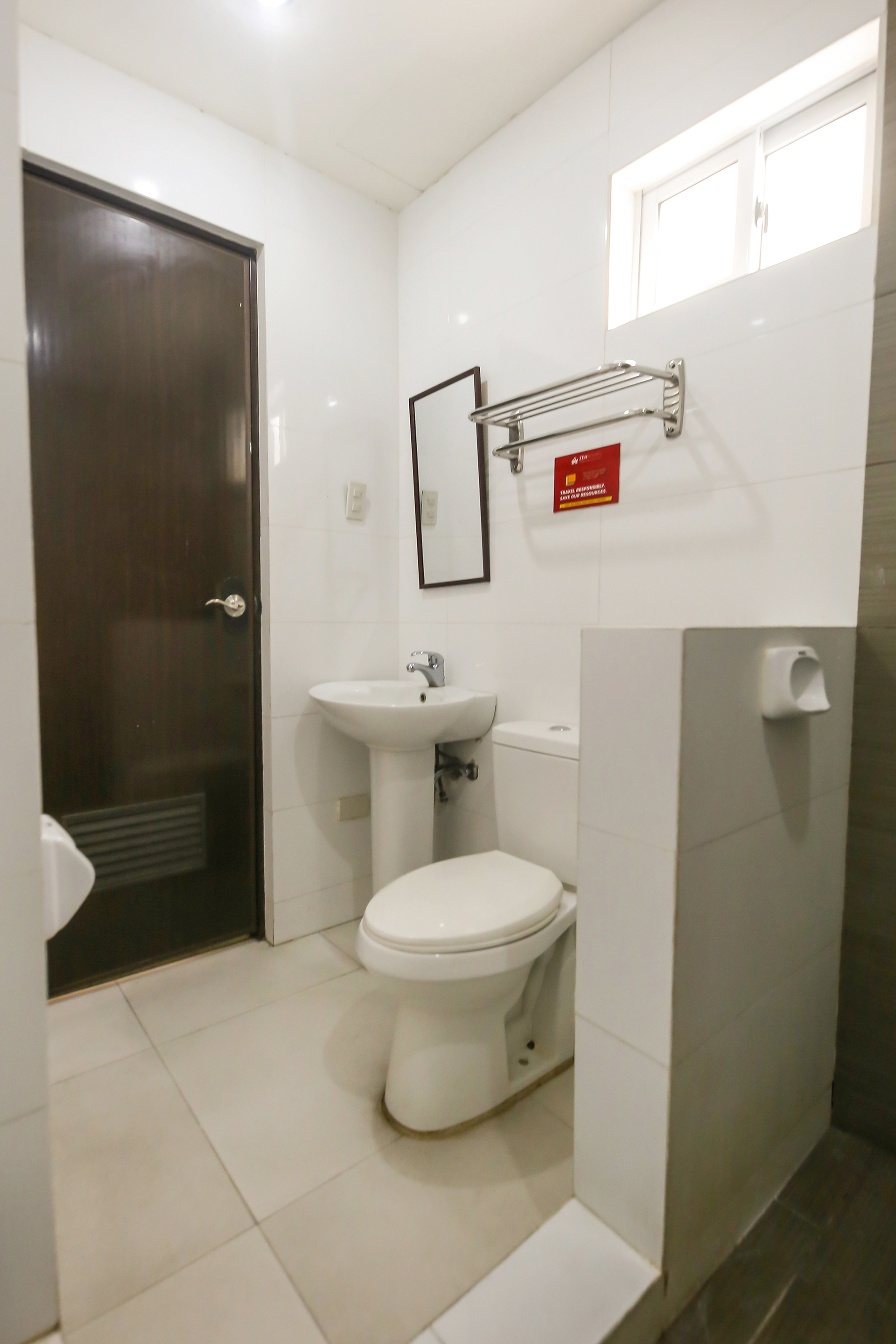 Bed in Dormitory Bunk Bed with Shared Bathroom