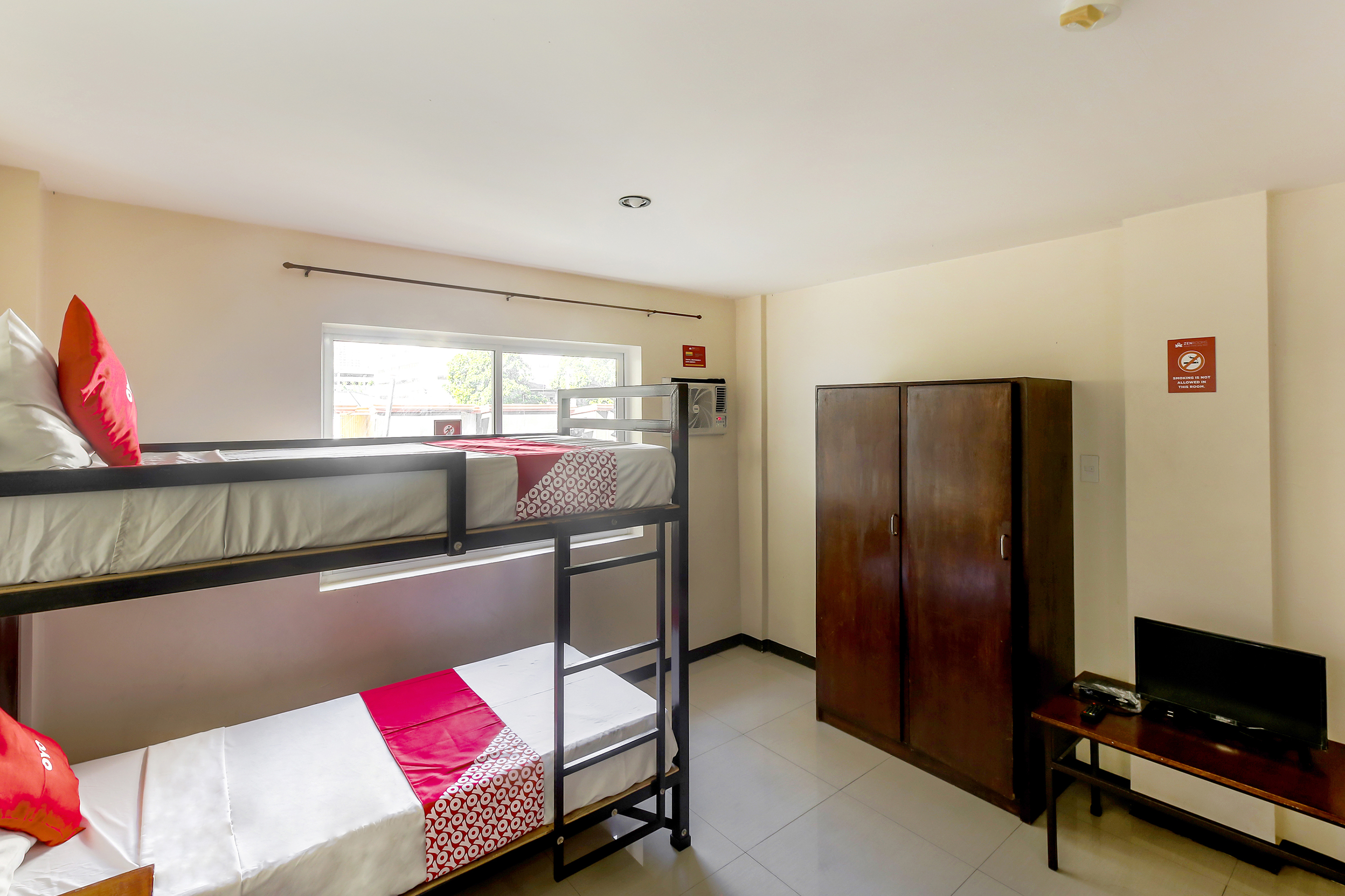 Bed in Dormitory Bunk Bed with Shared Bathroom