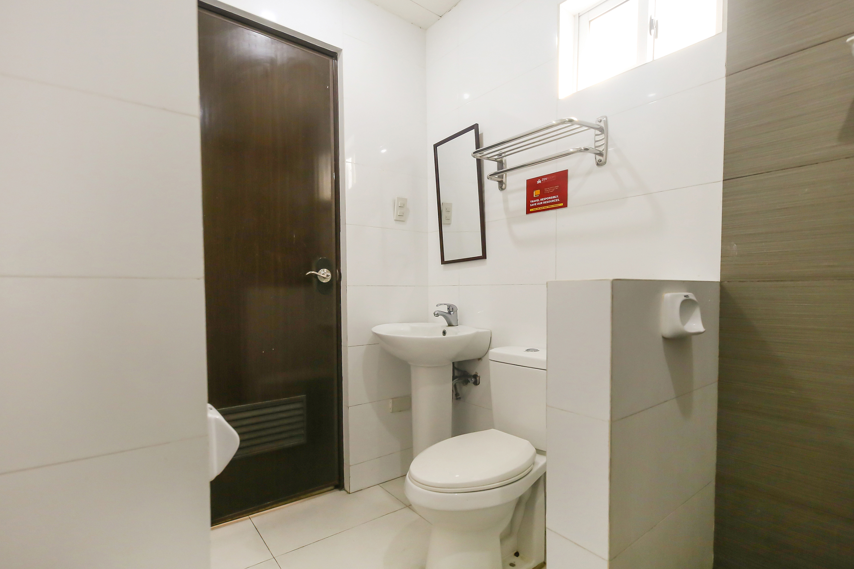 Bed in Dormitory Bunk Bed with Shared Bathroom