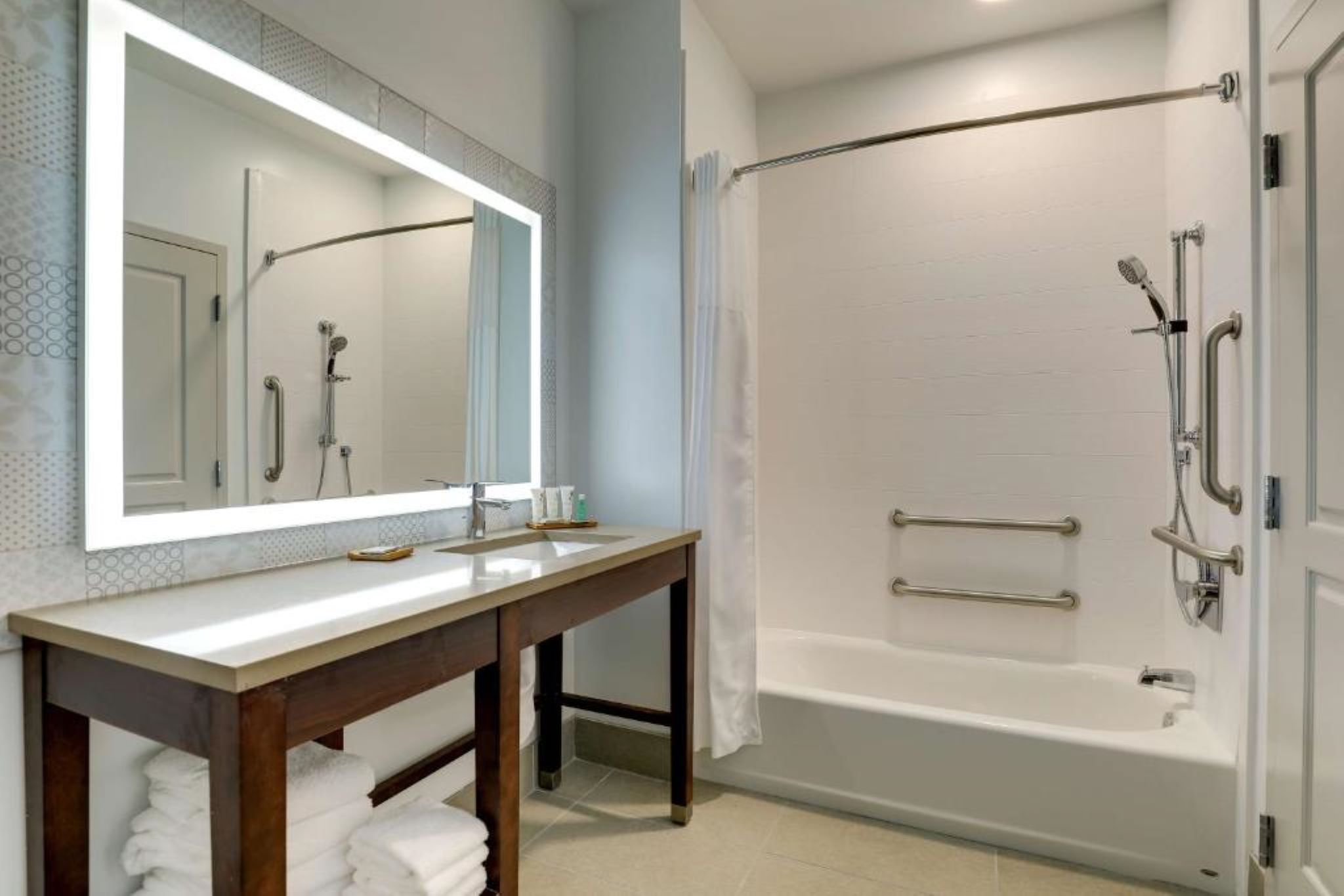 Suite Accessible King Size Bed